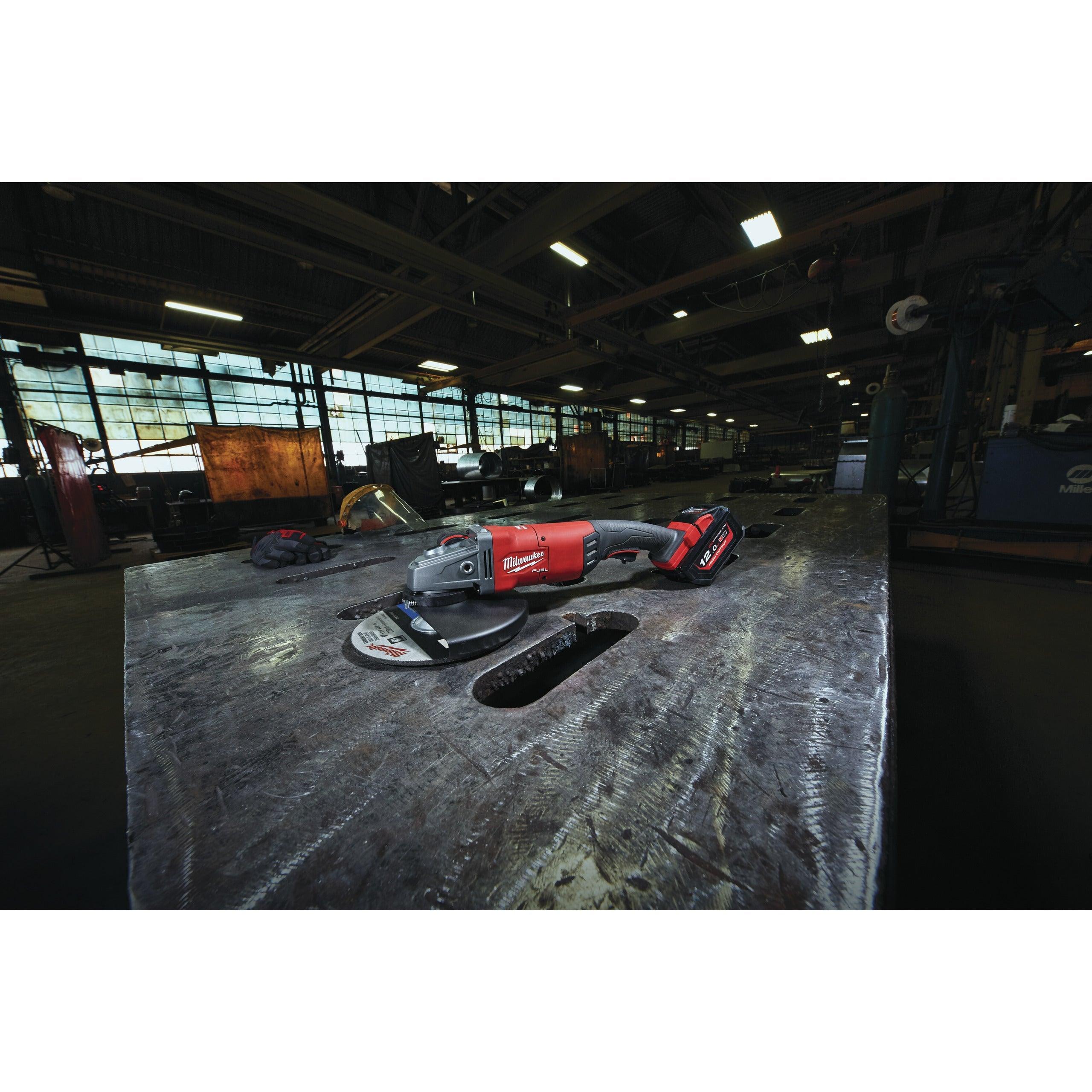 Polizor unghiular 230 mm cu comutator tip clapetă M18 FUEL™ Milwaukee M18FLAG230XPDB-121C, cod 4933464115, 1 x M18 HB12 acumulator, M12-18 FC încărcător, cutie plastic - BIG STORE (Dynamic Tools SRL)