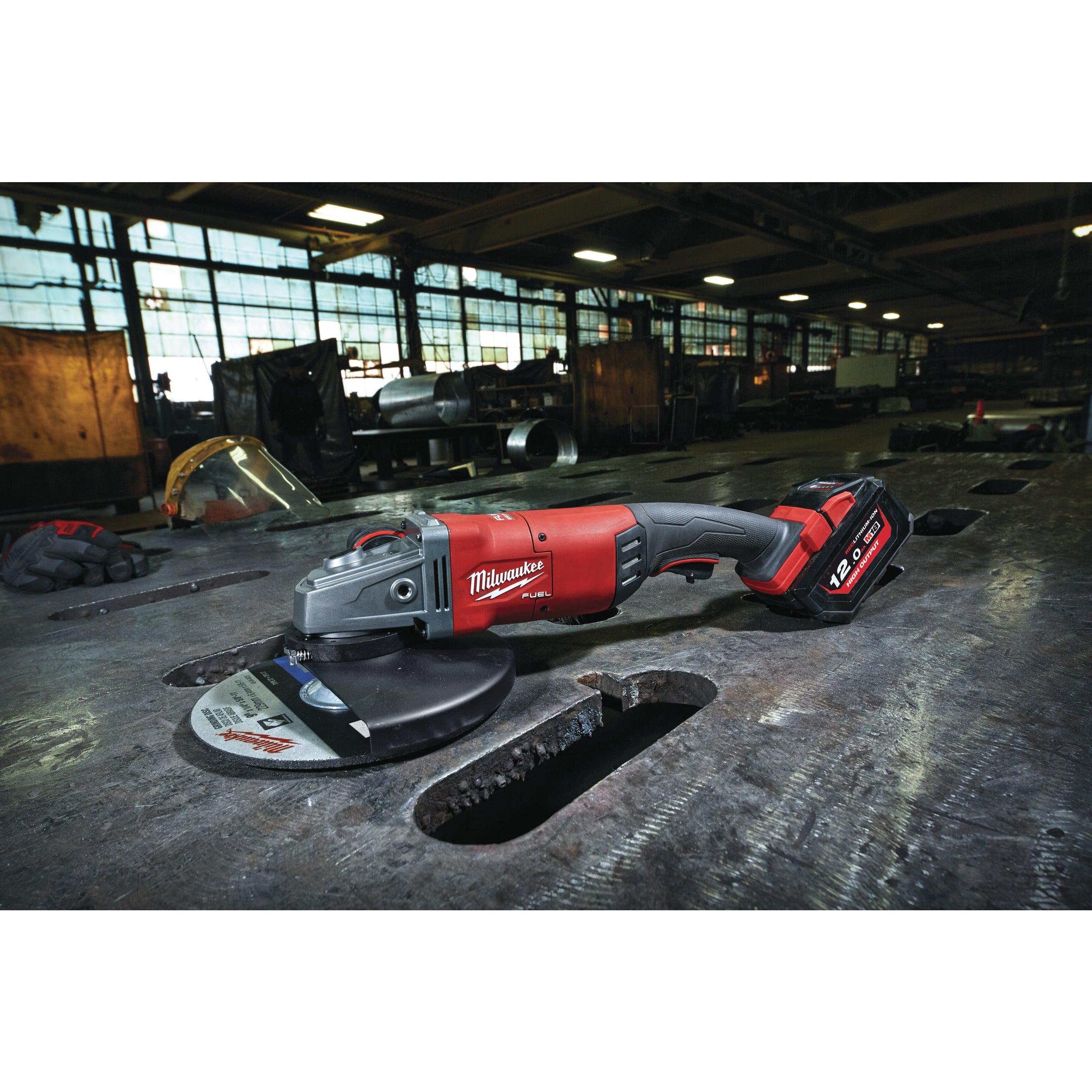 Polizor unghiular 230 mm cu comutator tip clapetă M18 FUEL™ Milwaukee M18FLAG230XPDB-121C, cod 4933464115, 1 x M18 HB12 acumulator, M12-18 FC încărcător, cutie plastic - BIG STORE (Dynamic Tools SRL)