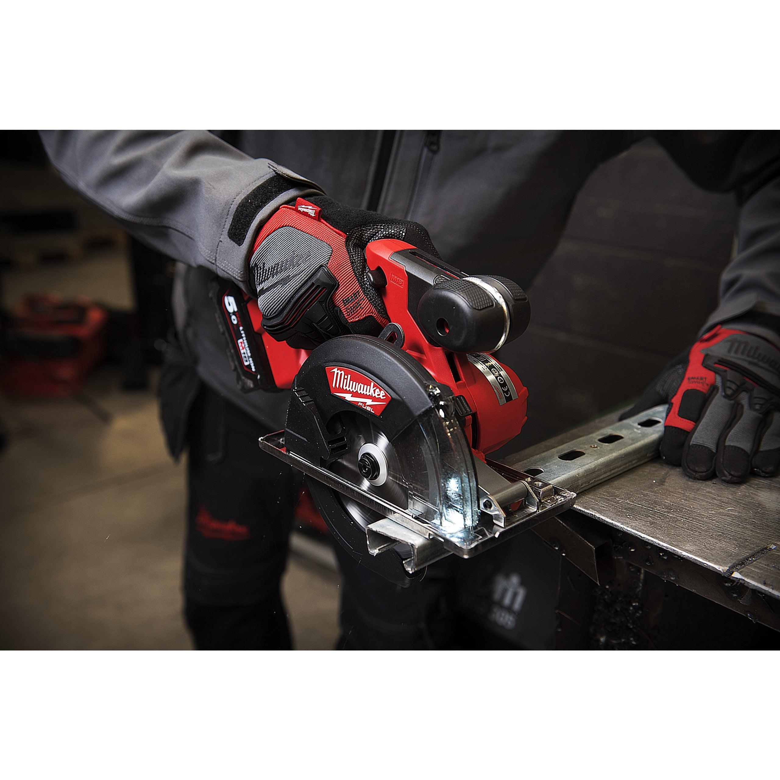 Fierăstrău pentru debitat metal M18 FUEL™ Milwaukee M18FMCS-502X, cod 4933459193, 2 x M18 B5 acumulator, M12-18 FC încărcător, cutie HD - BIG STORE (Dynamic Tools SRL)