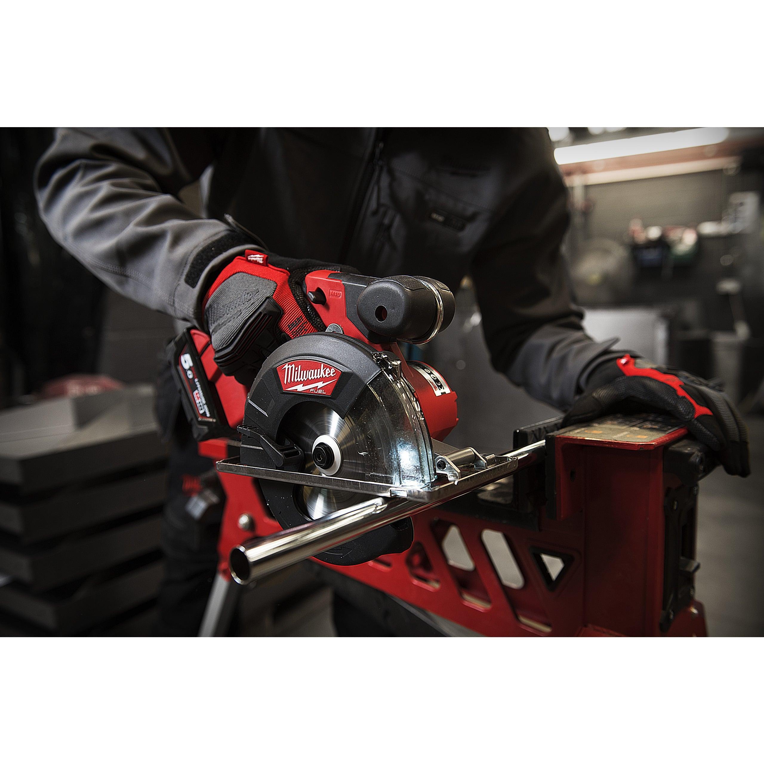 Fierăstrău pentru debitat metal M18 FUEL™ Milwaukee M18FMCS-502X, cod 4933459193, 2 x M18 B5 acumulator, M12-18 FC încărcător, cutie HD - BIG STORE (Dynamic Tools SRL)