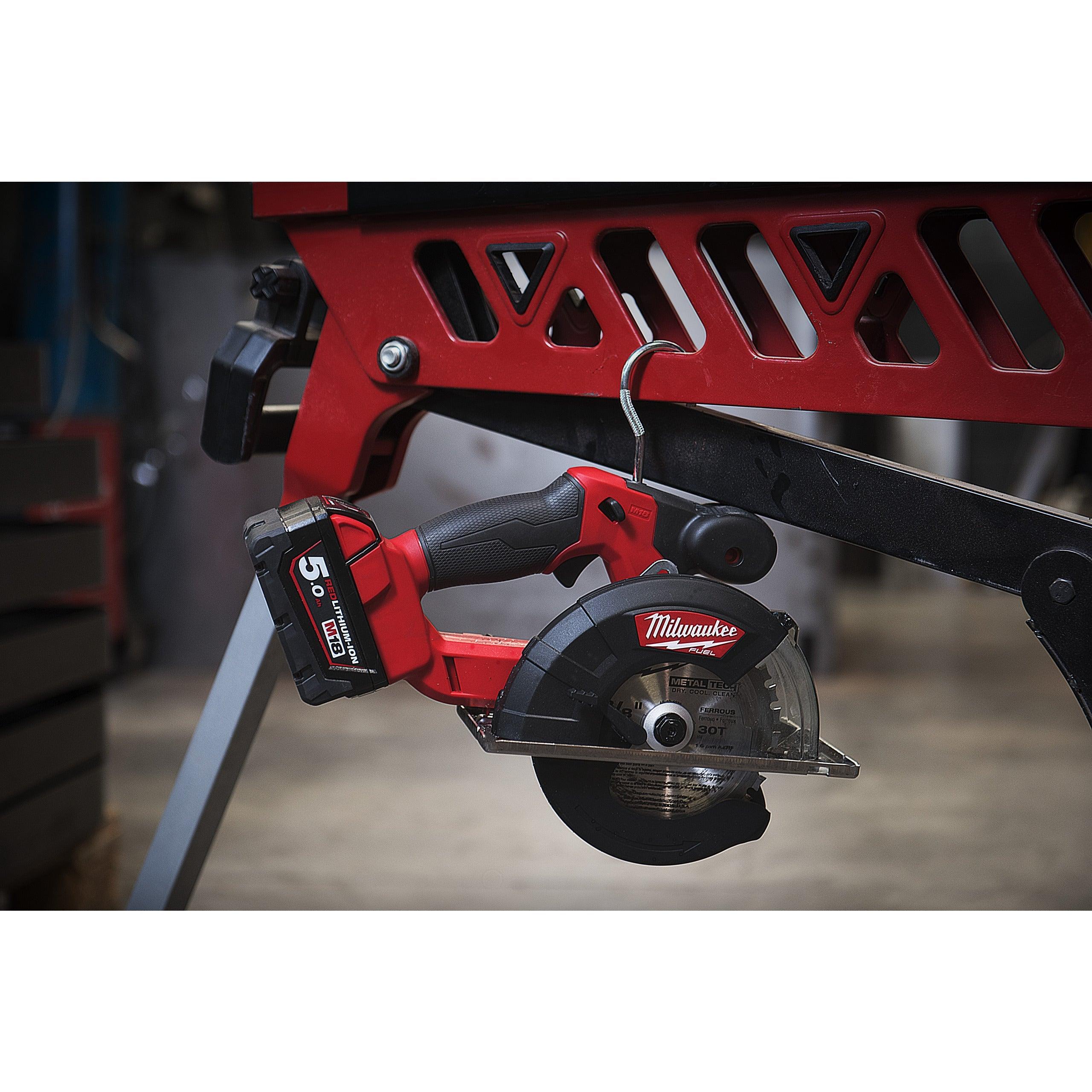Fierăstrău pentru debitat metal M18 FUEL™ Milwaukee M18FMCS-502X, cod 4933459193, 2 x M18 B5 acumulator, M12-18 FC încărcător, cutie HD - BIG STORE (Dynamic Tools SRL)