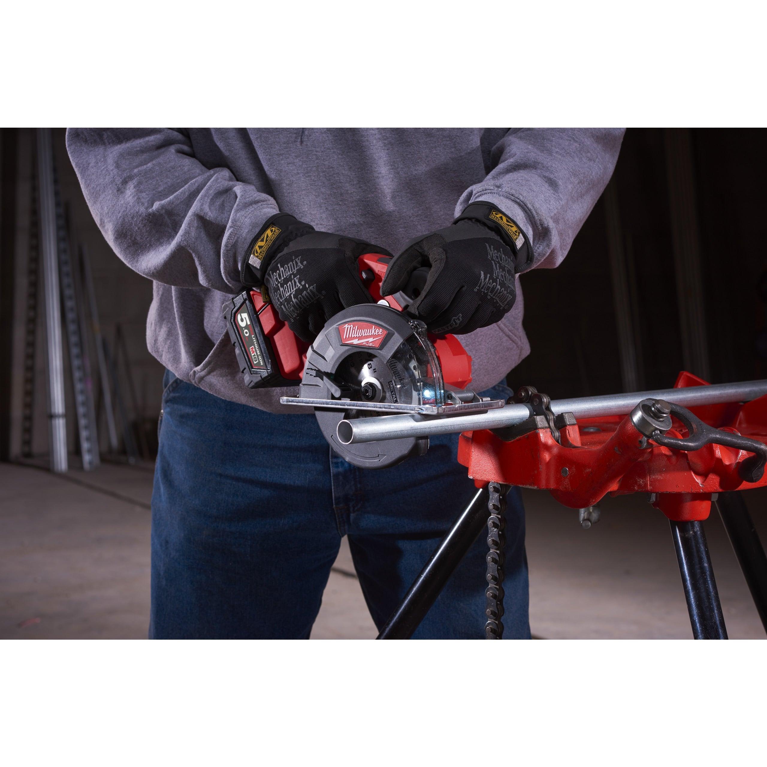 Fierăstrău pentru debitat metal M18 FUEL™ Milwaukee M18FMCS-502X, cod 4933459193, 2 x M18 B5 acumulator, M12-18 FC încărcător, cutie HD - BIG STORE (Dynamic Tools SRL)