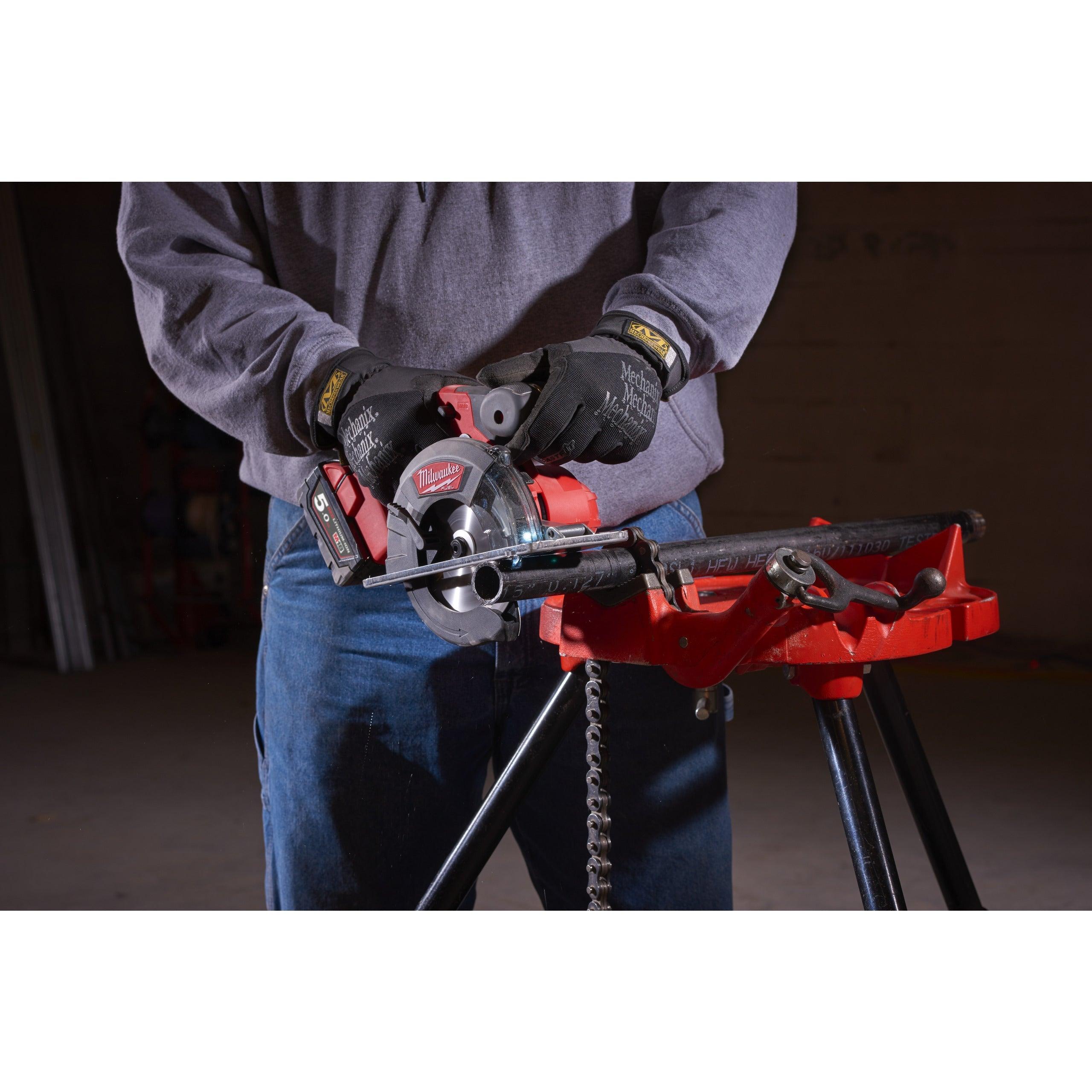 Fierăstrău pentru debitat metal M18 FUEL™ Milwaukee M18FMCS-502X, cod 4933459193, 2 x M18 B5 acumulator, M12-18 FC încărcător, cutie HD - BIG STORE (Dynamic Tools SRL)