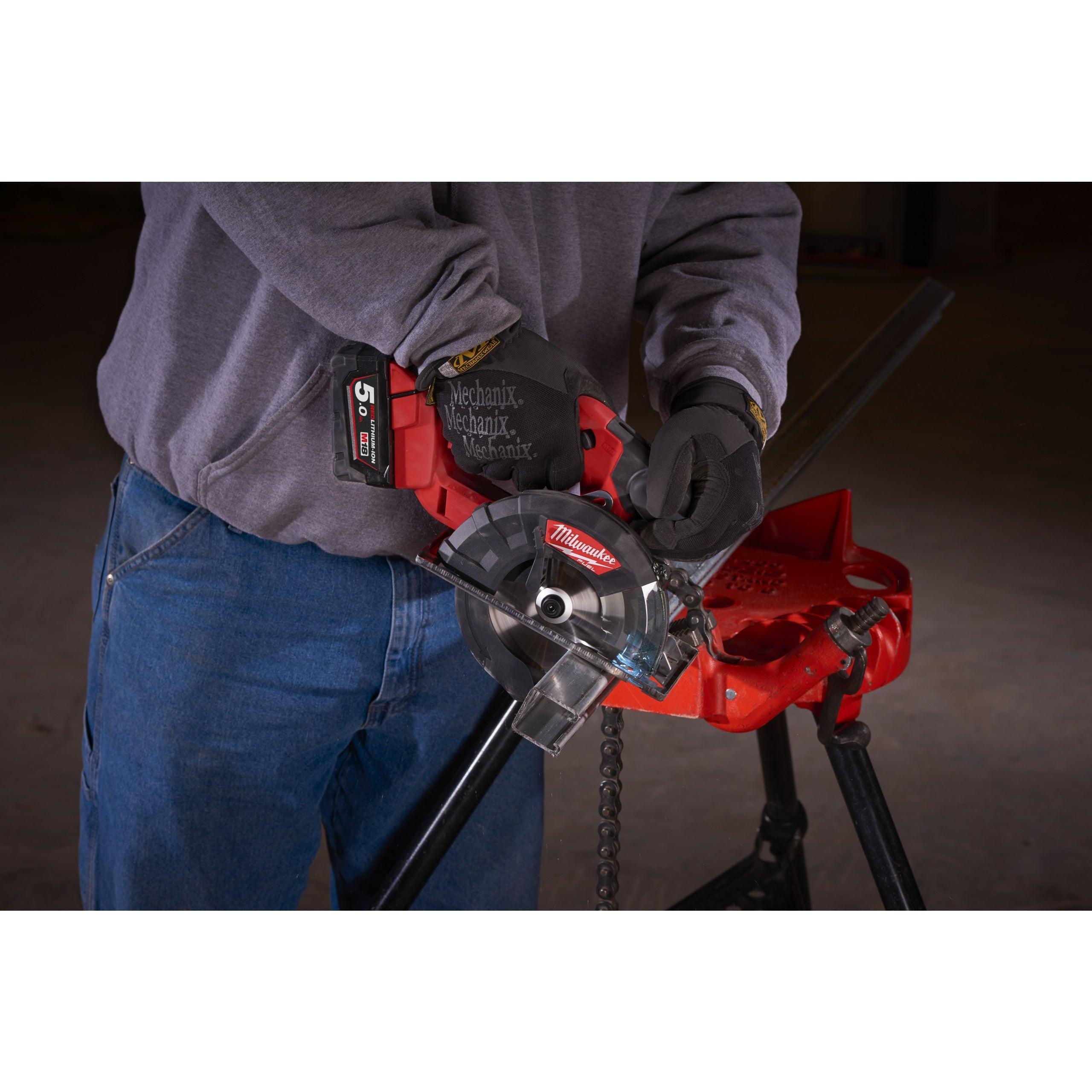 Fierăstrău pentru debitat metal M18 FUEL™ Milwaukee M18FMCS-502X, cod 4933459193, 2 x M18 B5 acumulator, M12-18 FC încărcător, cutie HD - BIG STORE (Dynamic Tools SRL)