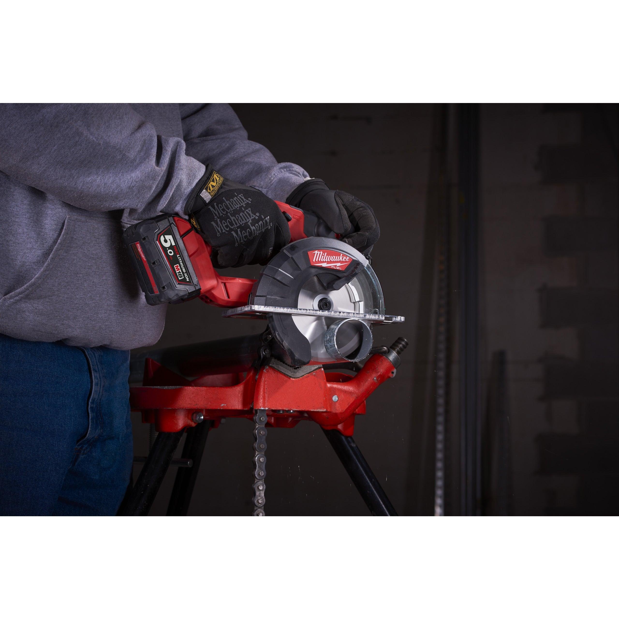 Fierăstrău pentru debitat metal M18 FUEL™ Milwaukee M18FMCS-502X, cod 4933459193, 2 x M18 B5 acumulator, M12-18 FC încărcător, cutie HD - BIG STORE (Dynamic Tools SRL)