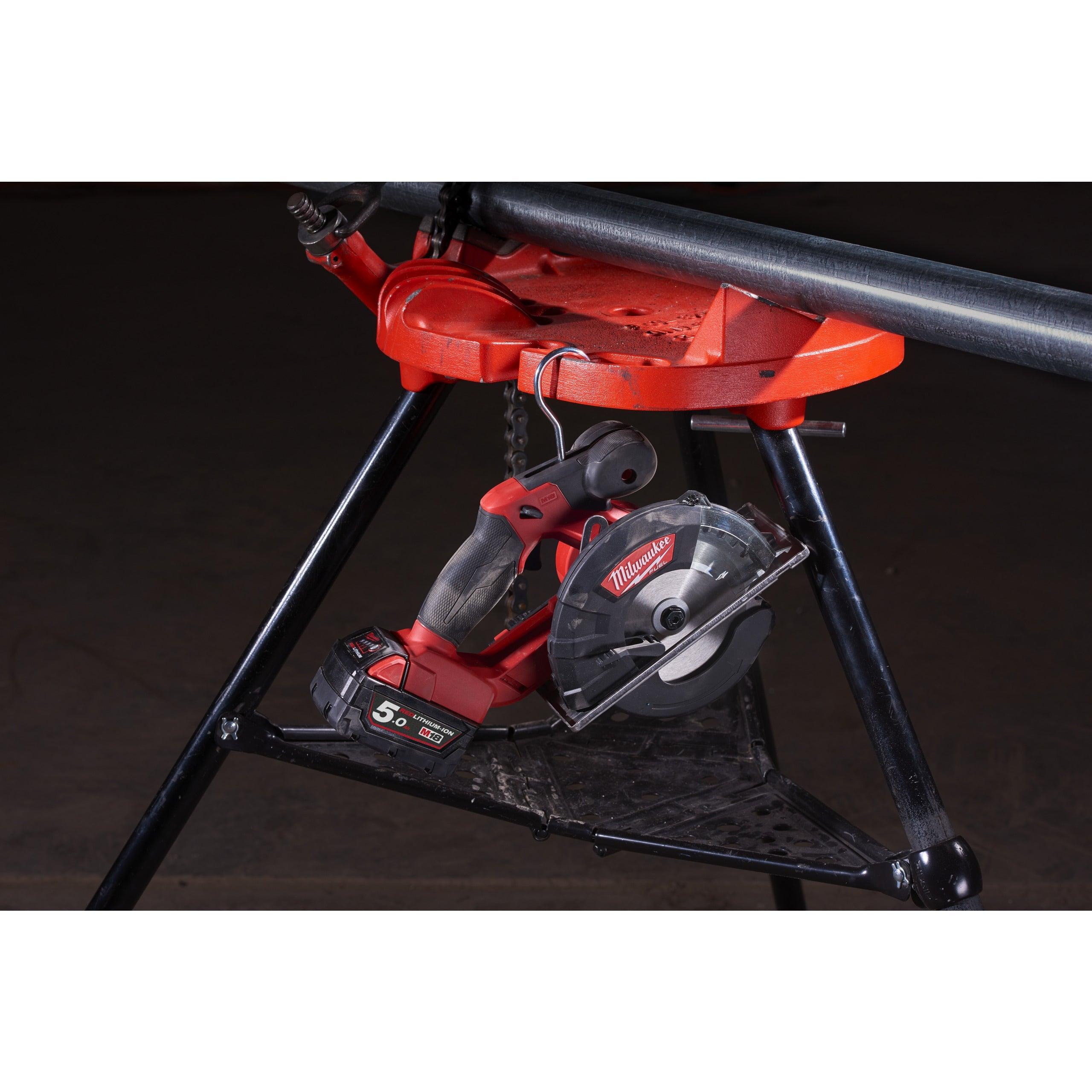 Fierăstrău pentru debitat metal M18 FUEL™ Milwaukee M18FMCS-502X, cod 4933459193, 2 x M18 B5 acumulator, M12-18 FC încărcător, cutie HD - BIG STORE (Dynamic Tools SRL)