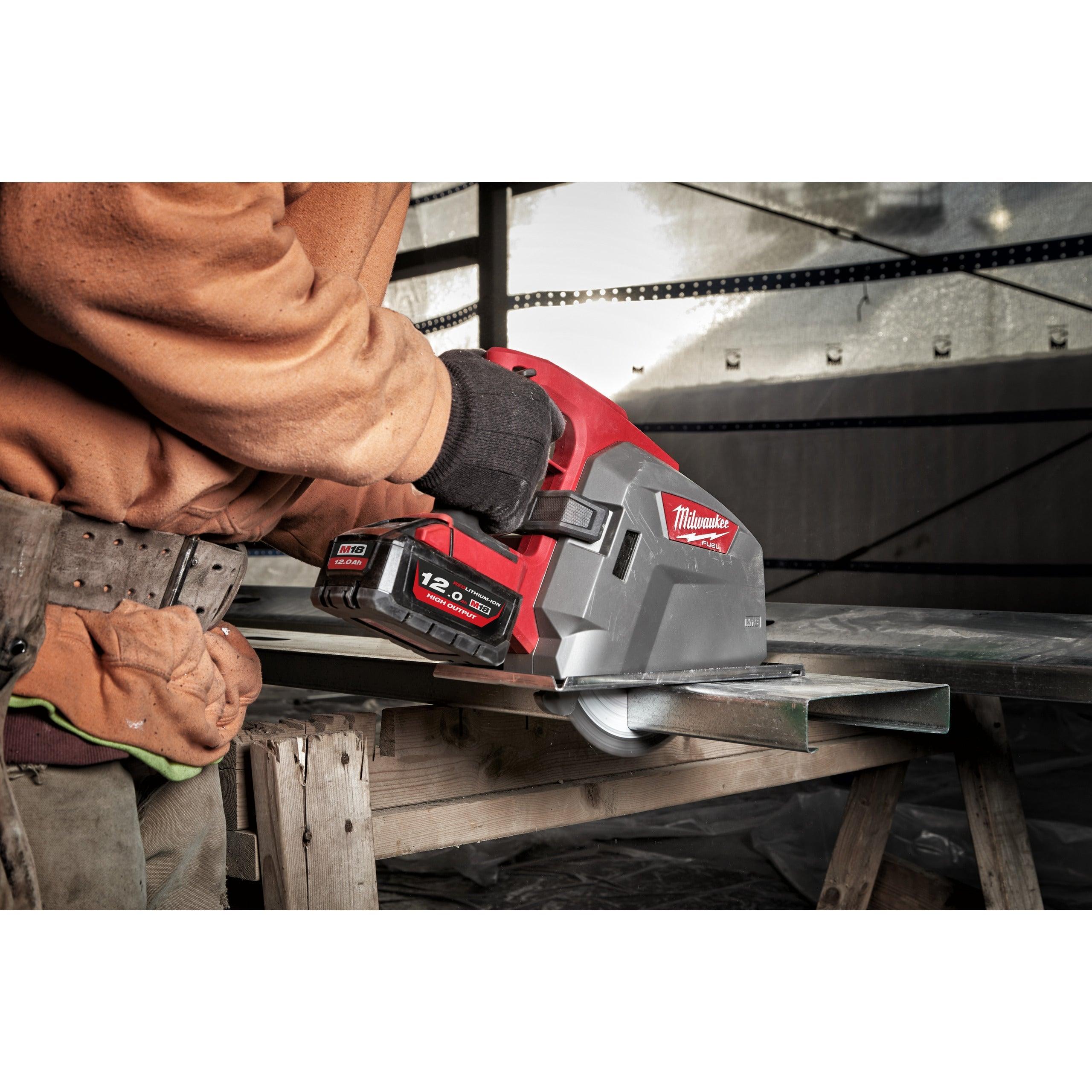 Fierăstrău circular pentru metal M18 FUEL™ 66 cm Milwaukee M18FMCS66-121C, cod 4933472111, 1 x M18 HB12 acumulator, M12-18 FC încărcător, cutie plastic - BIG STORE (Dynamic Tools SRL)