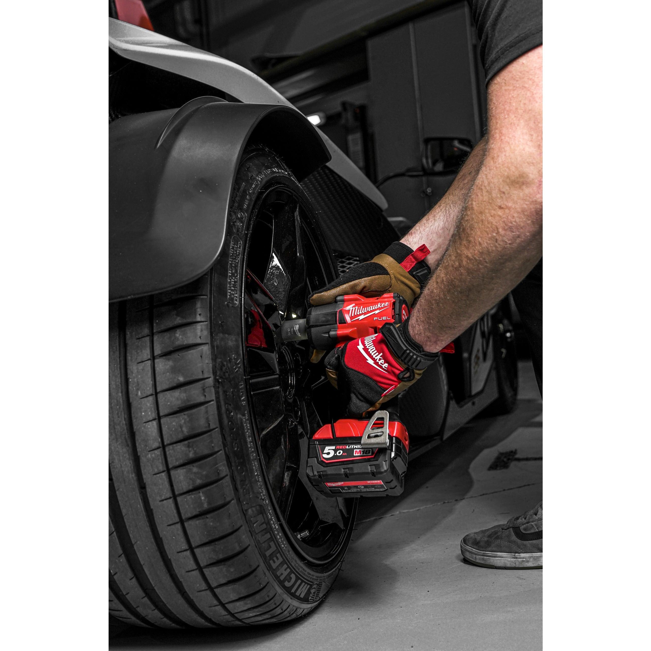 Cheie de impact Milwaukee 1/2″ 745Nm 18V M18FMTIW2F12-502X, M18 FUEL™, cuplu mediu și inel de fixare, cod 4933478450, 2 x M18 B5 acumulator, M12-18 FC încărcător, cutie HD - BIG STORE (Dynamic Tools SRL)