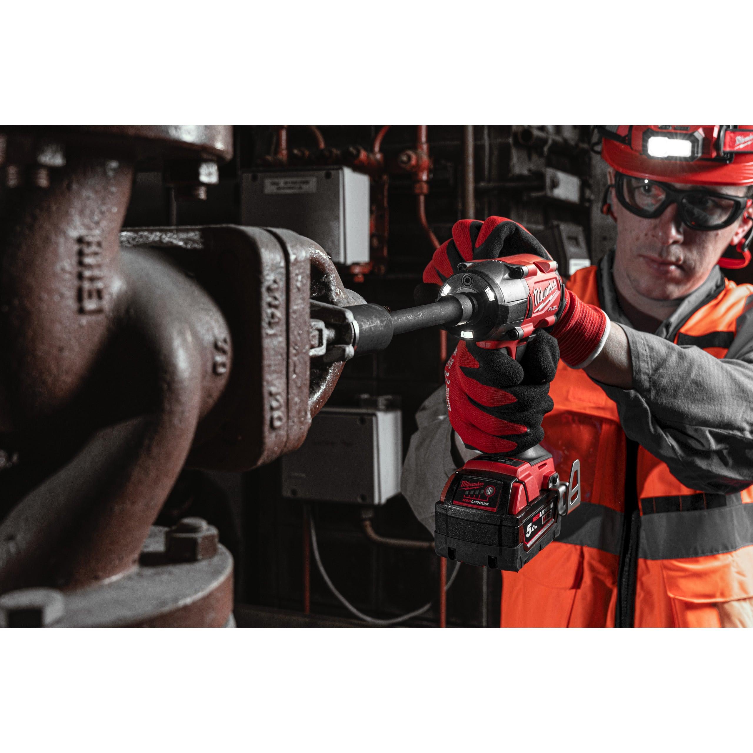 Cheie de impact Milwaukee 1/2″ 745Nm 18V M18FMTIW2F12-502X, M18 FUEL™, cuplu mediu și inel de fixare, cod 4933478450, 2 x M18 B5 acumulator, M12-18 FC încărcător, cutie HD - BIG STORE (Dynamic Tools SRL)