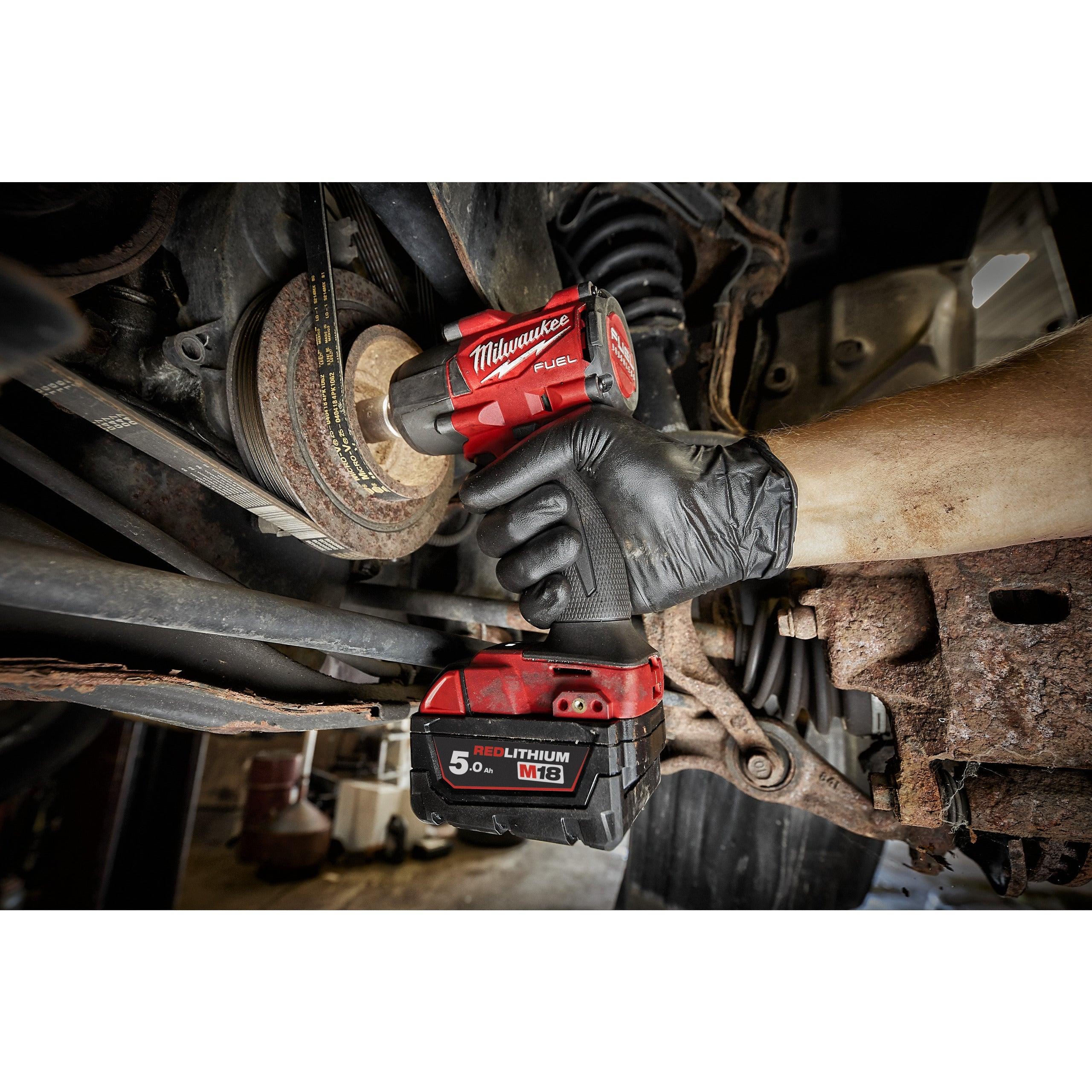 Cheie de impact Milwaukee 1/2″ 745Nm 18V M18FMTIW2P12-502X, M18 FUEL™, cuplu mediu și pin de blocare, cod 4933478453, 2 x M18 B5 acumulator, M12-18 FC încărcător, cutie HD - BIG STORE (Dynamic Tools SRL)