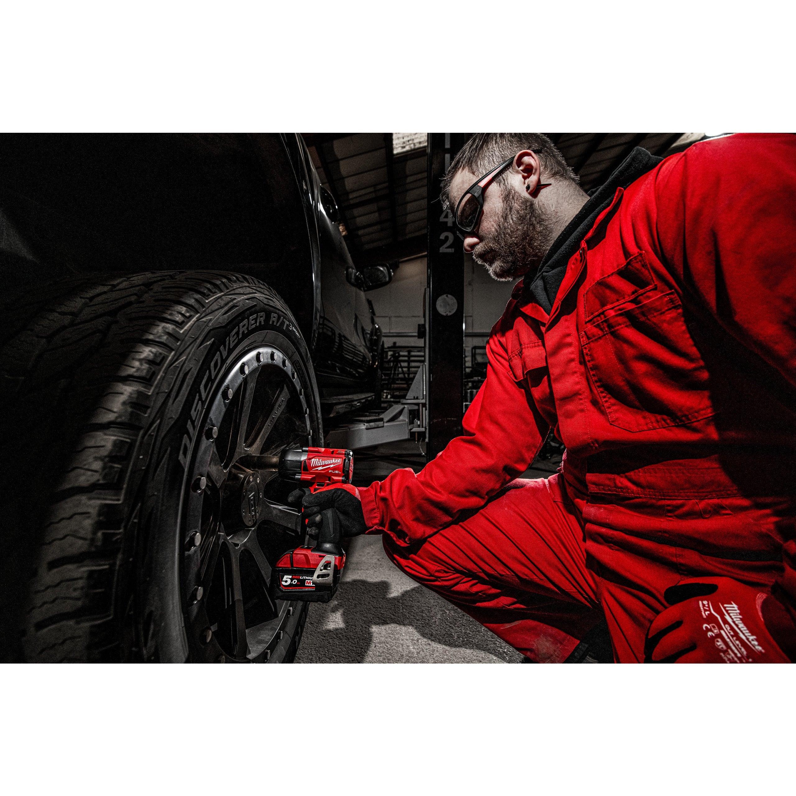 Cheie de impact Milwaukee 1/2″ 745Nm 18V M18FMTIW2P12-502X, M18 FUEL™, cuplu mediu și pin de blocare, cod 4933478453, 2 x M18 B5 acumulator, M12-18 FC încărcător, cutie HD - BIG STORE (Dynamic Tools SRL)