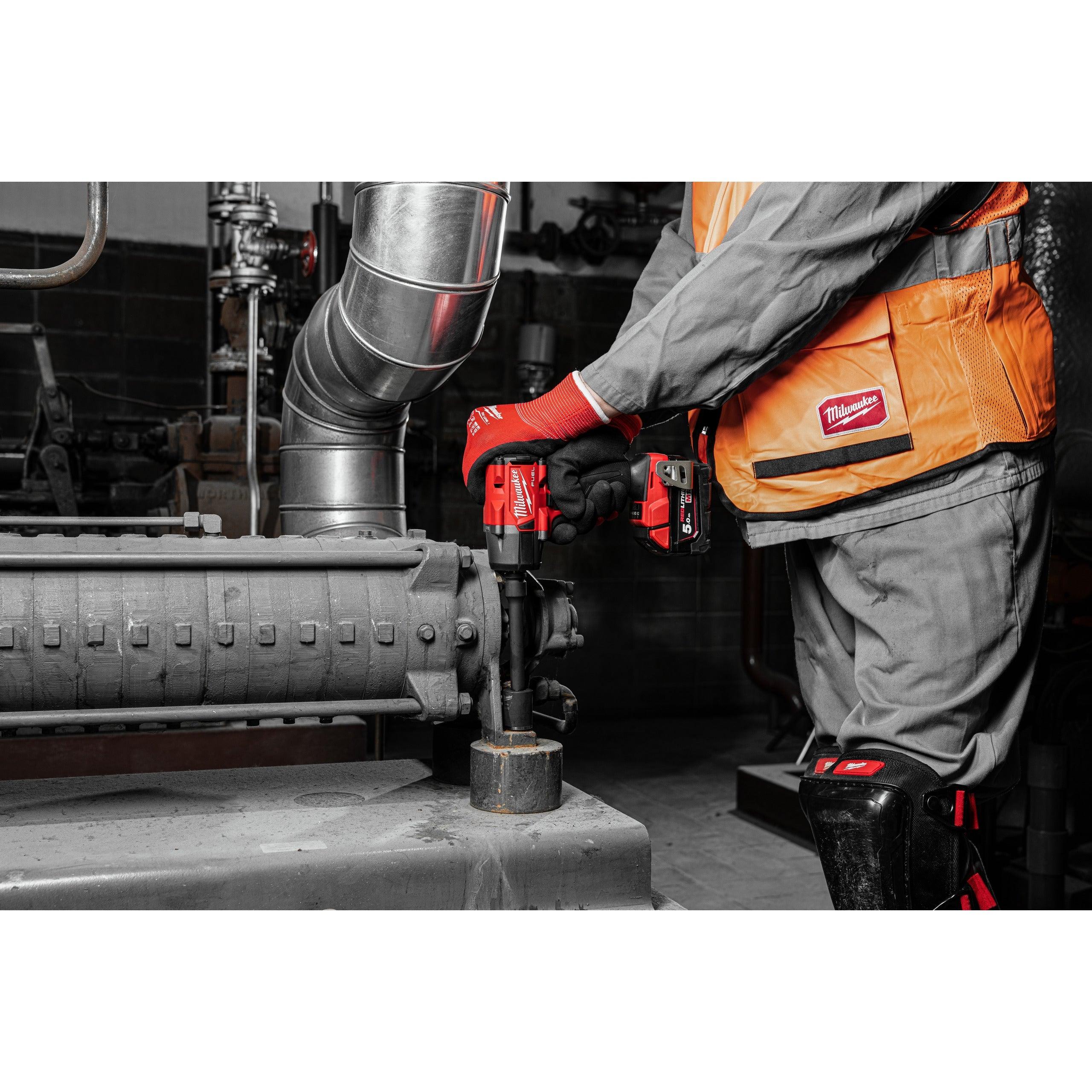 Cheie de impact Milwaukee 1/2″ 745Nm 18V M18FMTIW2P12-502X, M18 FUEL™, cuplu mediu și pin de blocare, cod 4933478453, 2 x M18 B5 acumulator, M12-18 FC încărcător, cutie HD - BIG STORE (Dynamic Tools SRL)