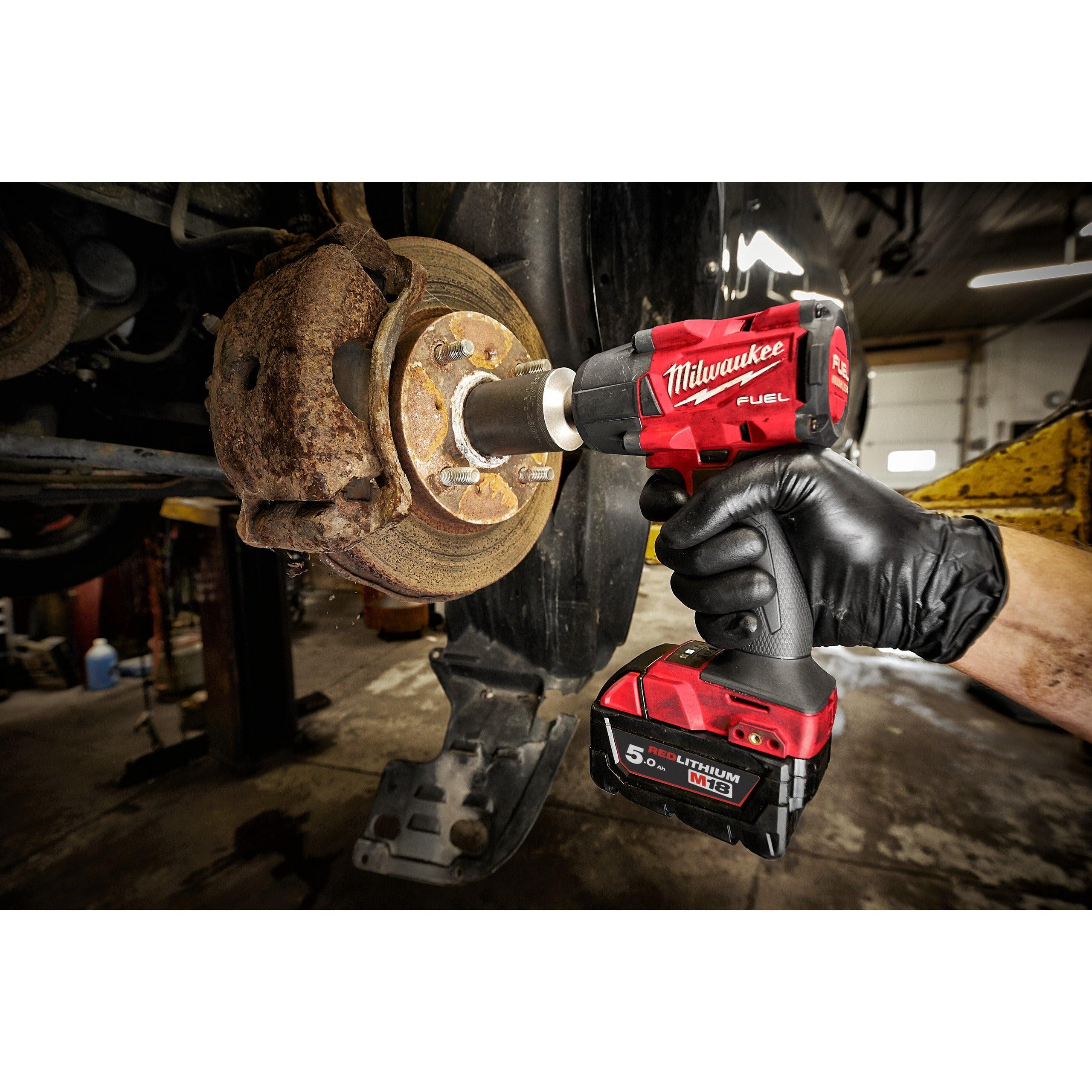 Cheie de impact Milwaukee 1/2″ 745Nm 18V M18FMTIW2P12-502X, M18 FUEL™, cuplu mediu și pin de blocare, cod 4933478453, 2 x M18 B5 acumulator, M12-18 FC încărcător, cutie HD - BIG STORE (Dynamic Tools SRL)