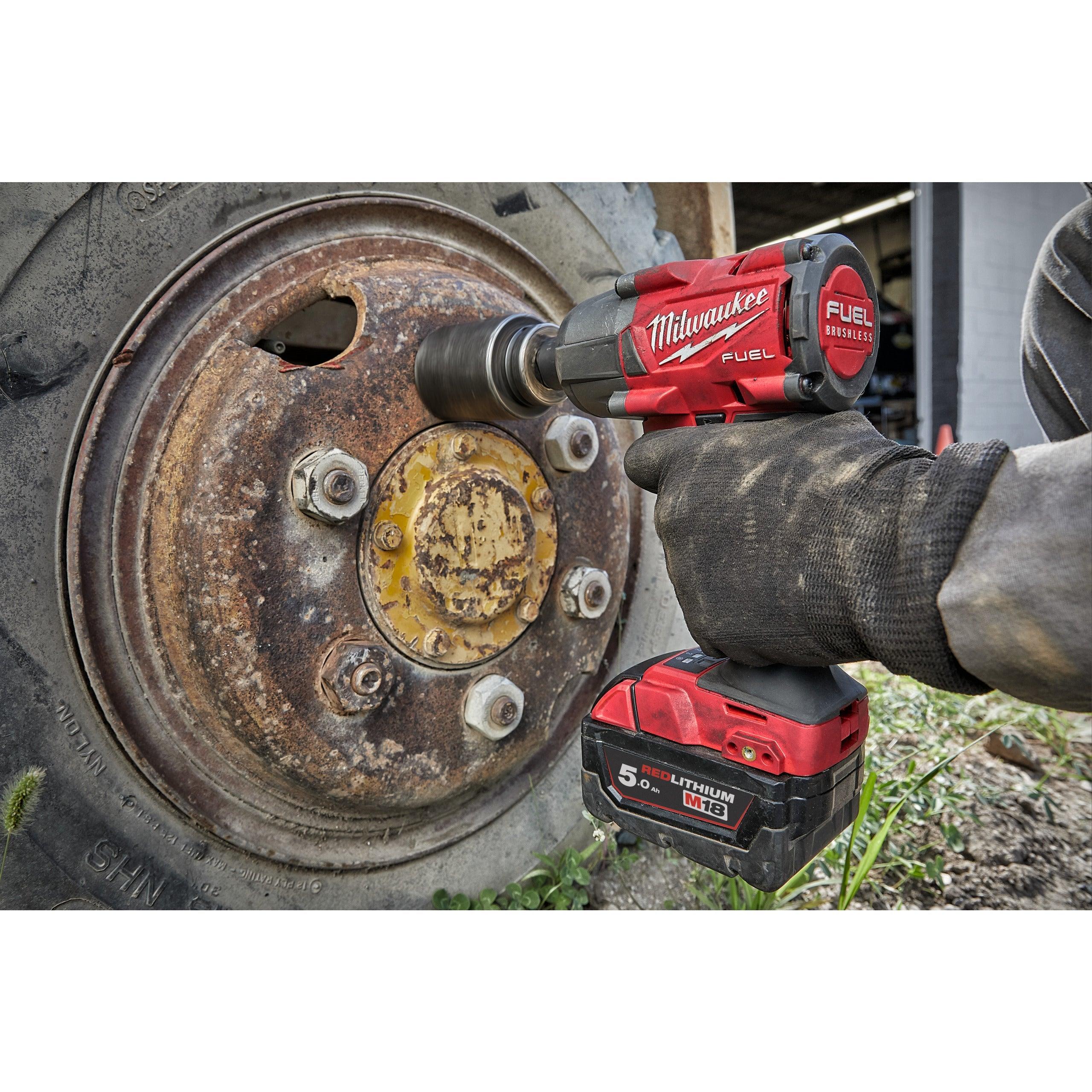 Cheie de impact Milwaukee 1/2″ 745Nm 18V M18FMTIW2P12-502X, M18 FUEL™, cuplu mediu și pin de blocare, cod 4933478453, 2 x M18 B5 acumulator, M12-18 FC încărcător, cutie HD - BIG STORE (Dynamic Tools SRL)