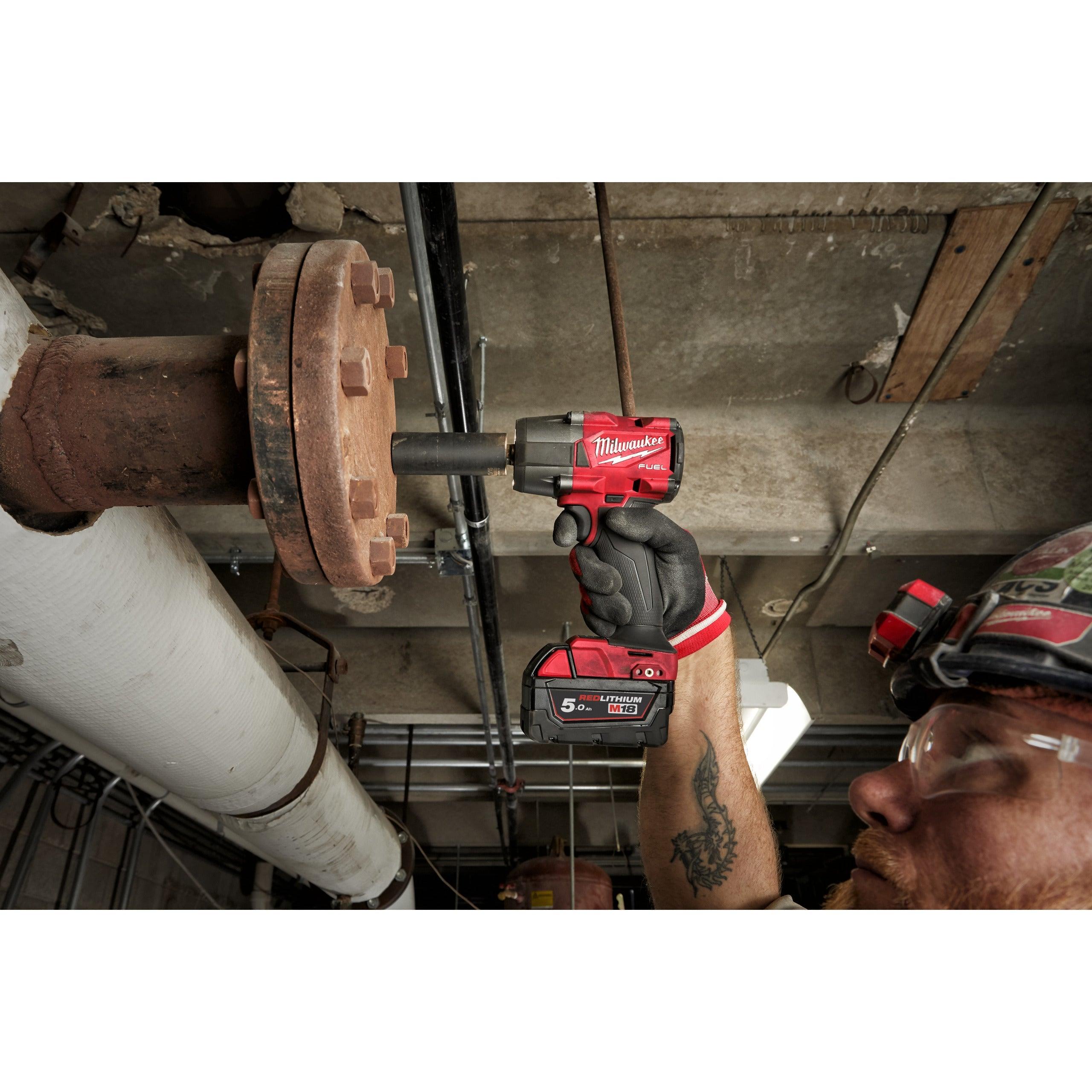 Cheie de impact Milwaukee 1/2″ 745Nm 18V M18FMTIW2P12-502X, M18 FUEL™, cuplu mediu și pin de blocare, cod 4933478453, 2 x M18 B5 acumulator, M12-18 FC încărcător, cutie HD - BIG STORE (Dynamic Tools SRL)