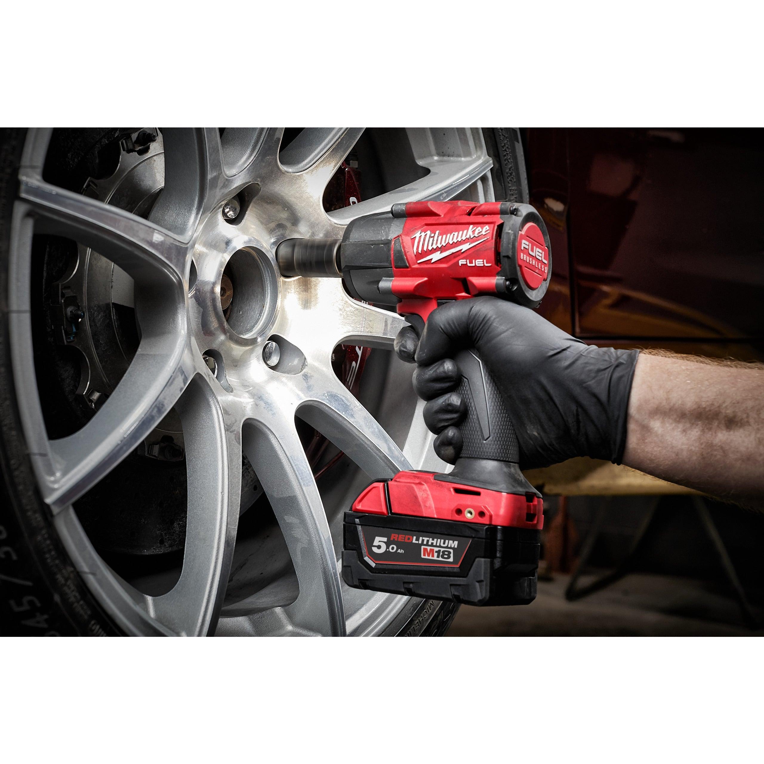 Cheie de impact Milwaukee 1/2″ 745Nm 18V M18FMTIW2P12-502X, M18 FUEL™, cuplu mediu și pin de blocare, cod 4933478453, 2 x M18 B5 acumulator, M12-18 FC încărcător, cutie HD - BIG STORE (Dynamic Tools SRL)