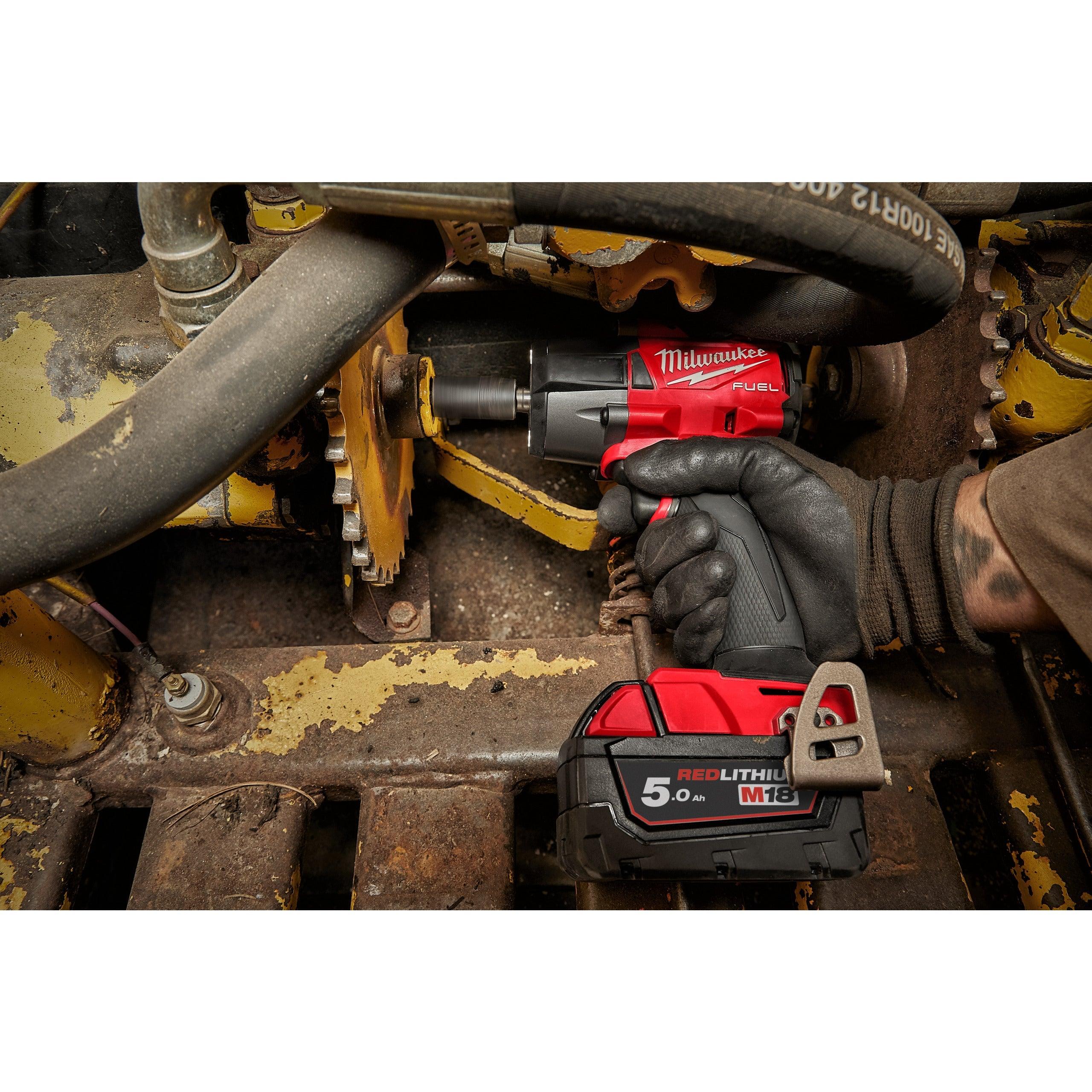 Cheie de impact Milwaukee 1/2″ 745Nm 18V M18FMTIW2P12-502X, M18 FUEL™, cuplu mediu și pin de blocare, cod 4933478453, 2 x M18 B5 acumulator, M12-18 FC încărcător, cutie HD - BIG STORE (Dynamic Tools SRL)