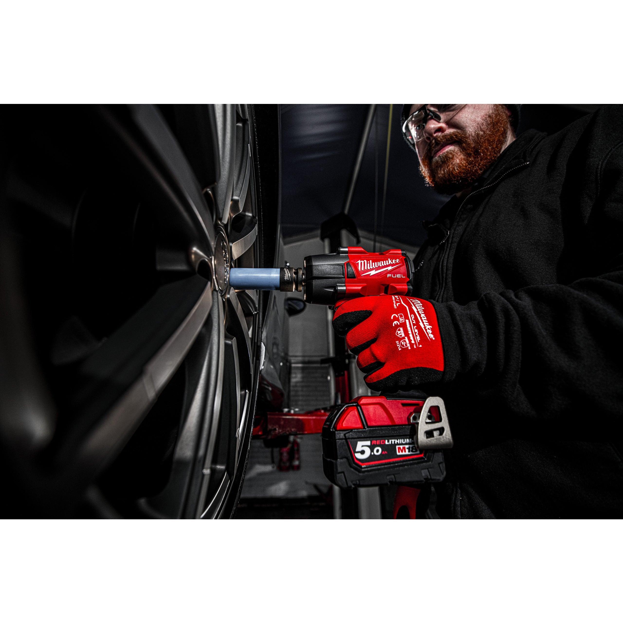 Cheie de impact Milwaukee 1/2″ 745Nm 18V M18FMTIW2P12-502X, M18 FUEL™, cuplu mediu și pin de blocare, cod 4933478453, 2 x M18 B5 acumulator, M12-18 FC încărcător, cutie HD - BIG STORE (Dynamic Tools SRL)