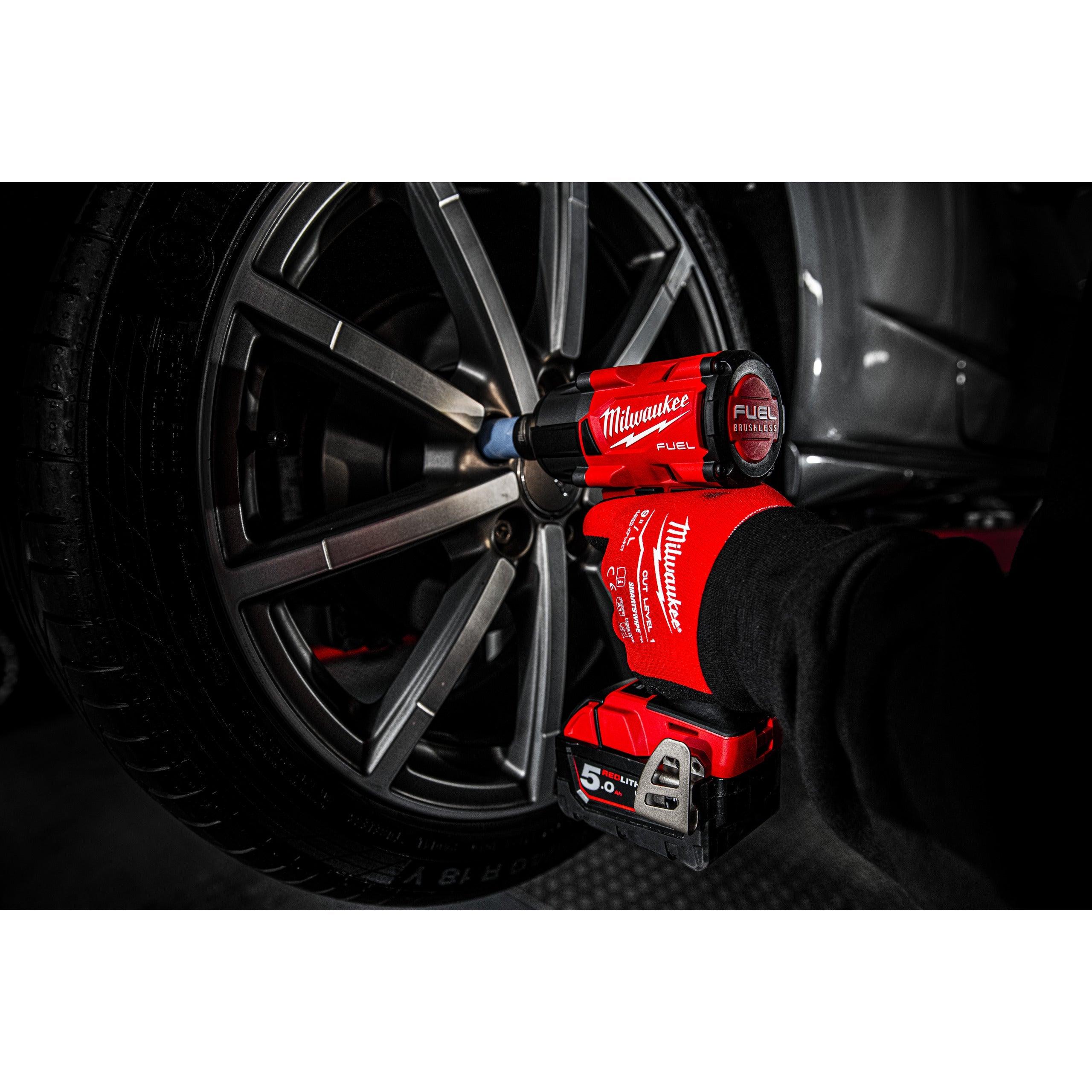 Cheie de impact Milwaukee 1/2″ 745Nm 18V M18FMTIW2P12-502X, M18 FUEL™, cuplu mediu și pin de blocare, cod 4933478453, 2 x M18 B5 acumulator, M12-18 FC încărcător, cutie HD - BIG STORE (Dynamic Tools SRL)