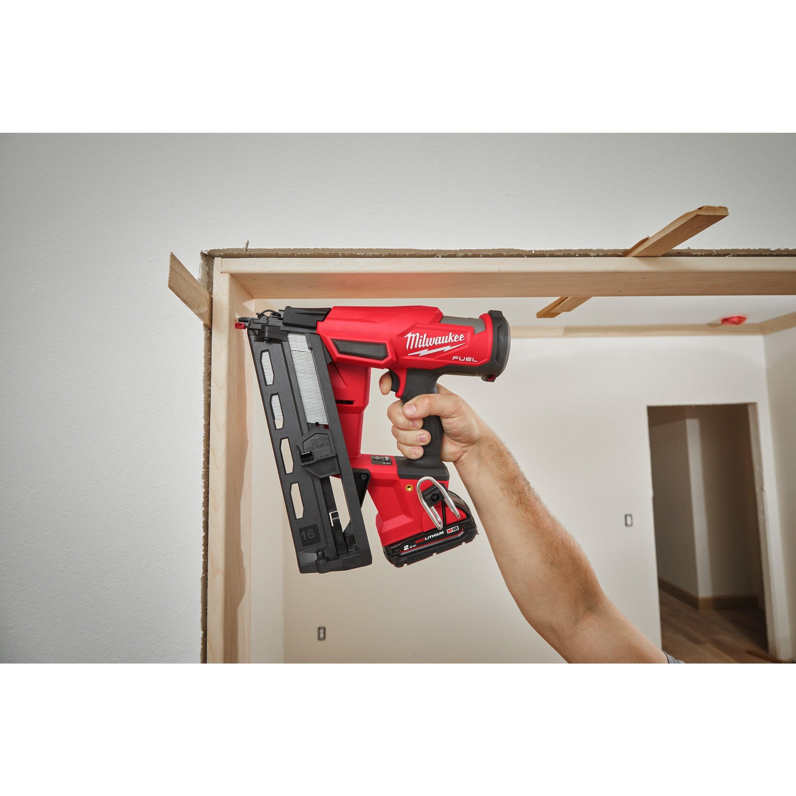Pistol înclinat pentru cuie 16 GA M18 FUEL™ Milwaukee M18FN16GA-202X, cod 4933478092, 2 x M18 B2 acumulator, M12-18 FC încărcător, cutie HD - BIG STORE (Dynamic Tools SRL)