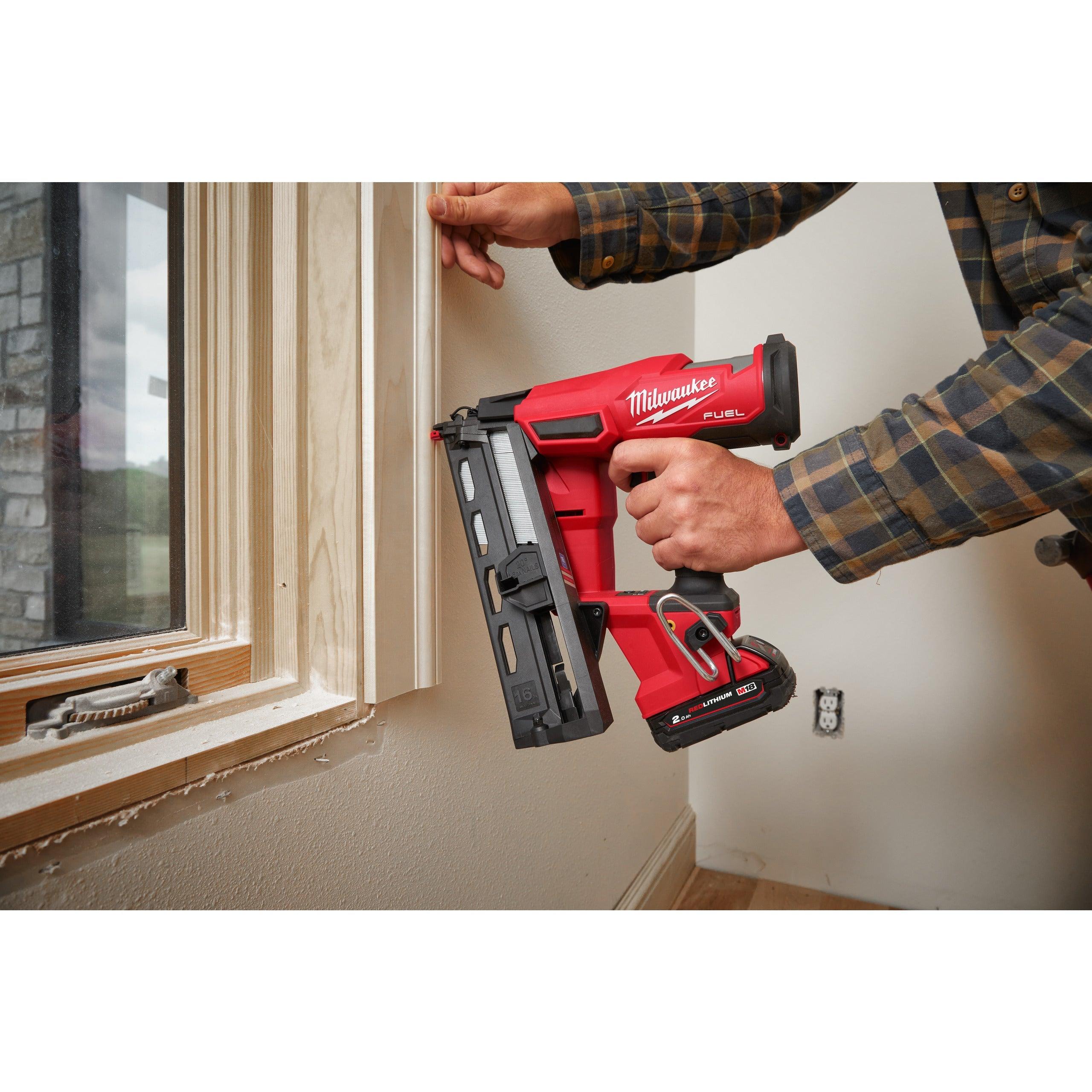 Pistol înclinat pentru cuie 16 GA M18 FUEL™ Milwaukee M18FN16GA-202X, cod 4933478092, 2 x M18 B2 acumulator, M12-18 FC încărcător, cutie HD - BIG STORE (Dynamic Tools SRL)