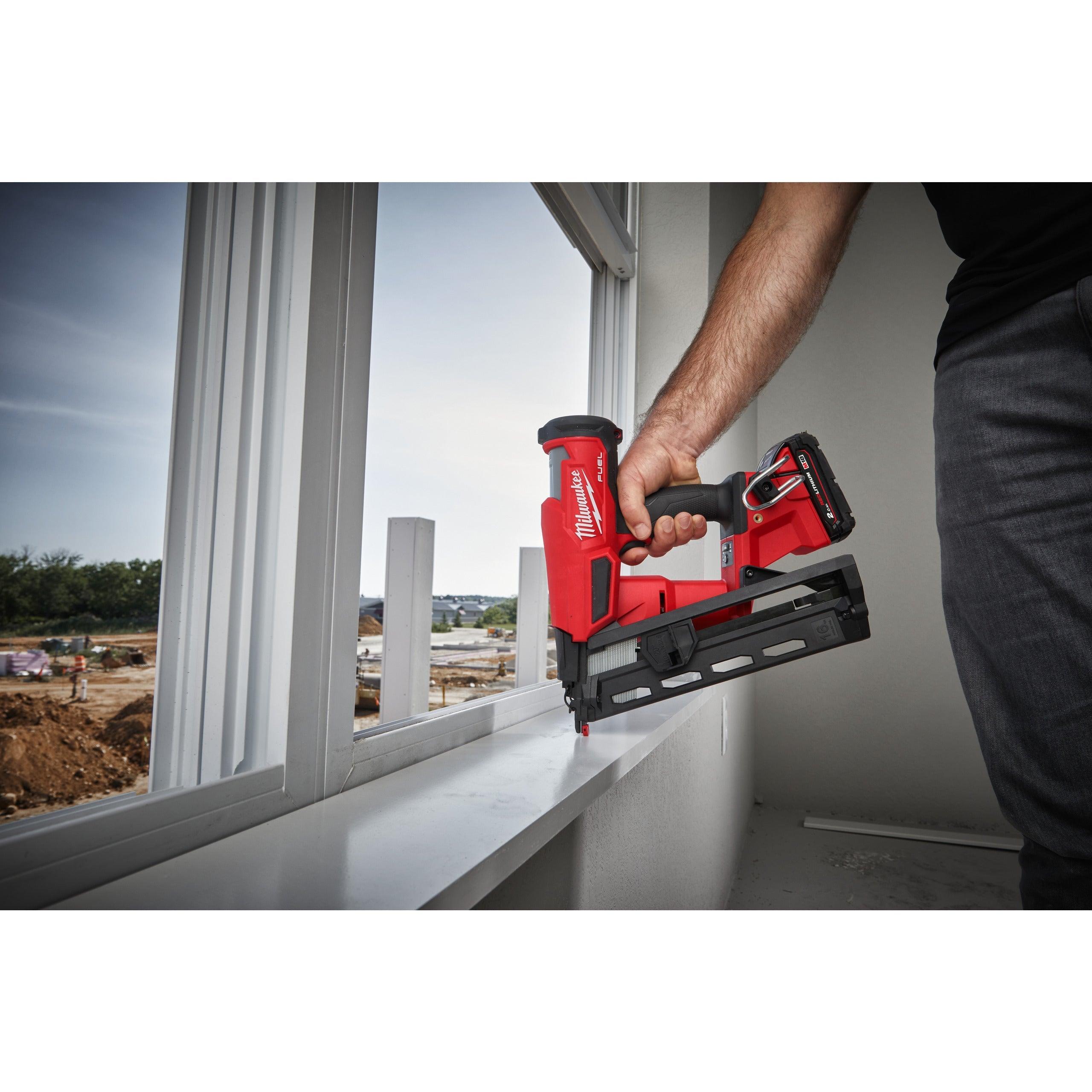 Pistol înclinat pentru cuie 16 GA M18 FUEL™ Milwaukee M18FN16GA-202X, cod 4933478092, 2 x M18 B2 acumulator, M12-18 FC încărcător, cutie HD - BIG STORE (Dynamic Tools SRL)