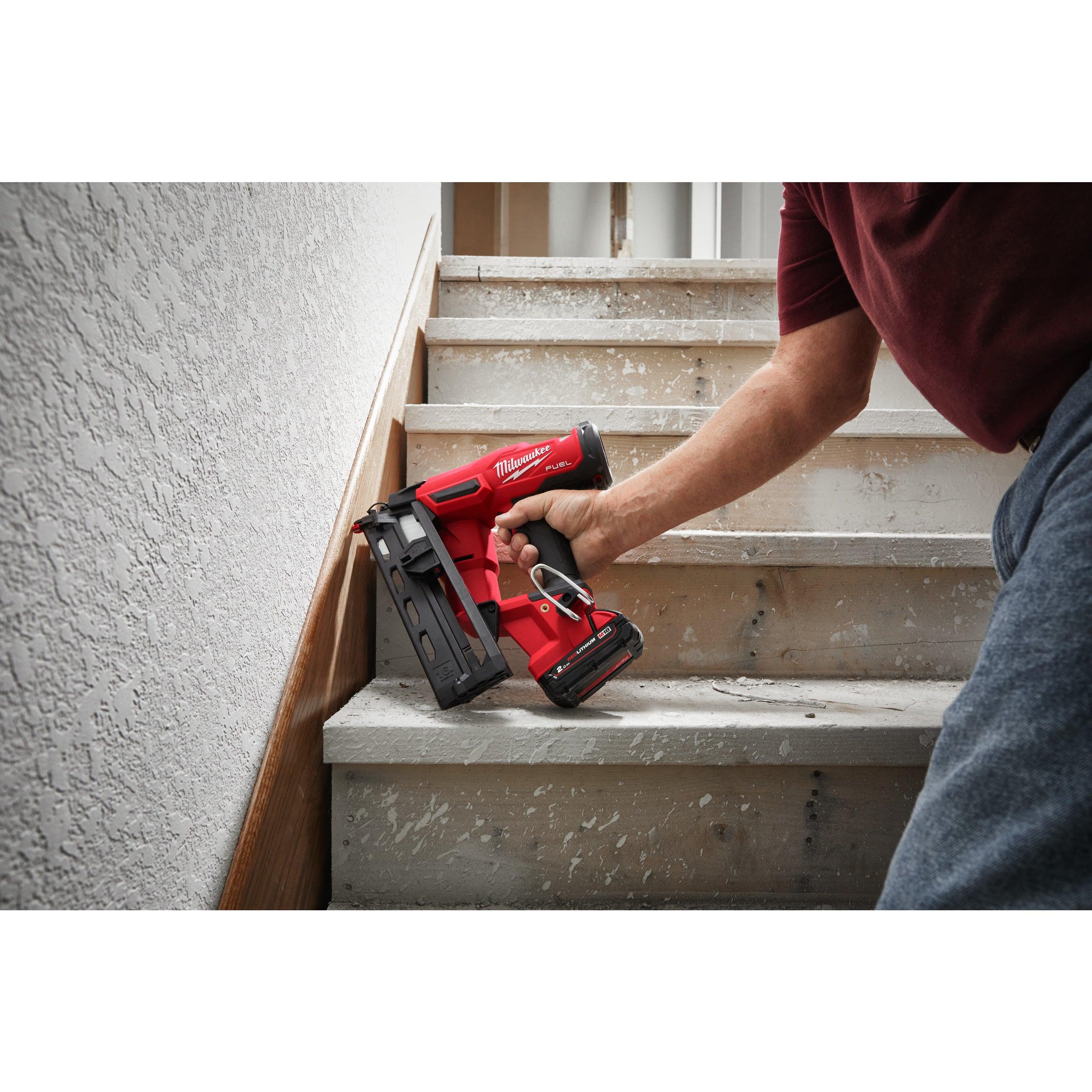 Pistol înclinat pentru cuie 16 GA M18 FUEL™ Milwaukee M18FN16GA-202X, cod 4933478092, 2 x M18 B2 acumulator, M12-18 FC încărcător, cutie HD - BIG STORE (Dynamic Tools SRL)