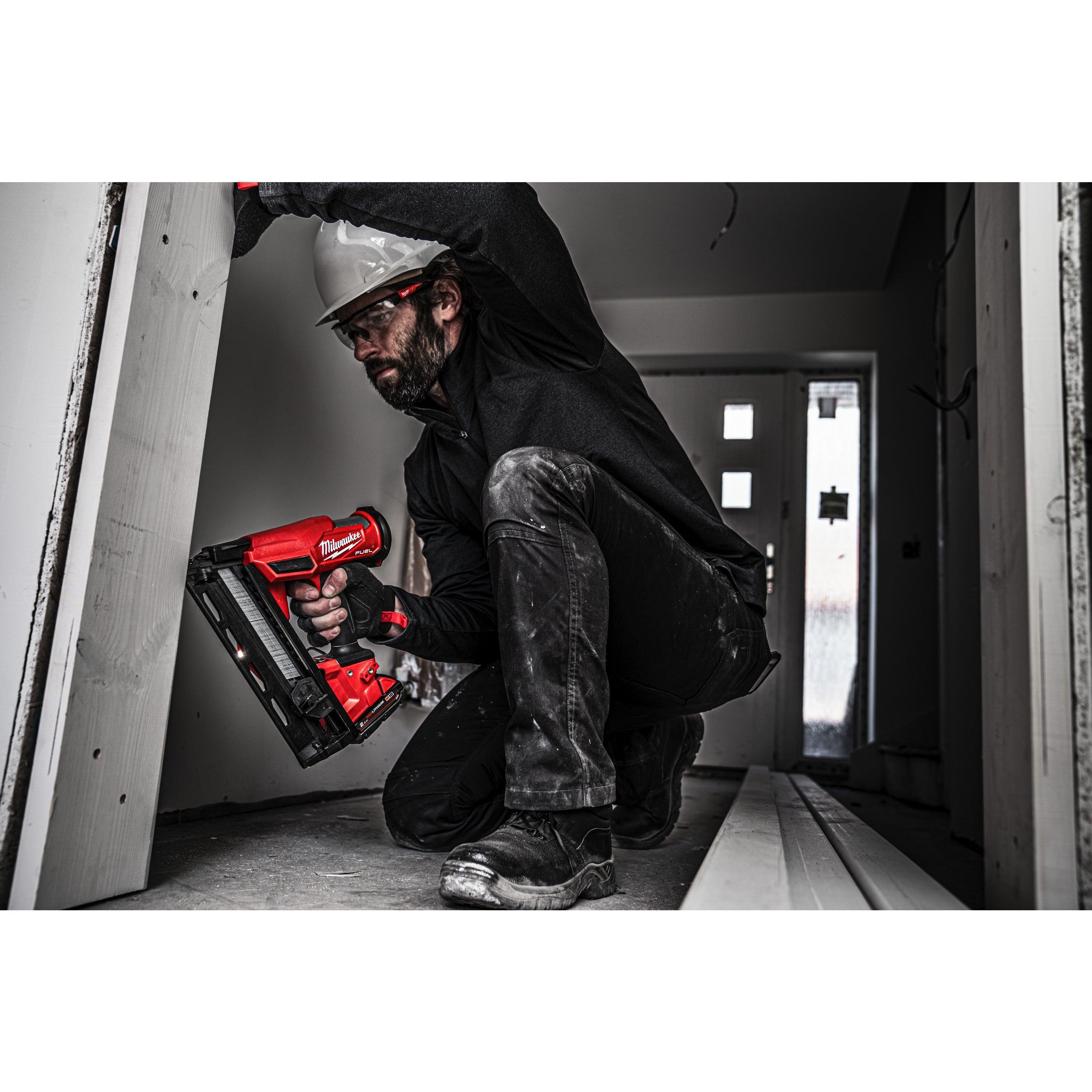 Pistol înclinat pentru cuie 16 GA M18 FUEL™ Milwaukee M18FN16GA-202X, cod 4933478092, 2 x M18 B2 acumulator, M12-18 FC încărcător, cutie HD - BIG STORE (Dynamic Tools SRL)