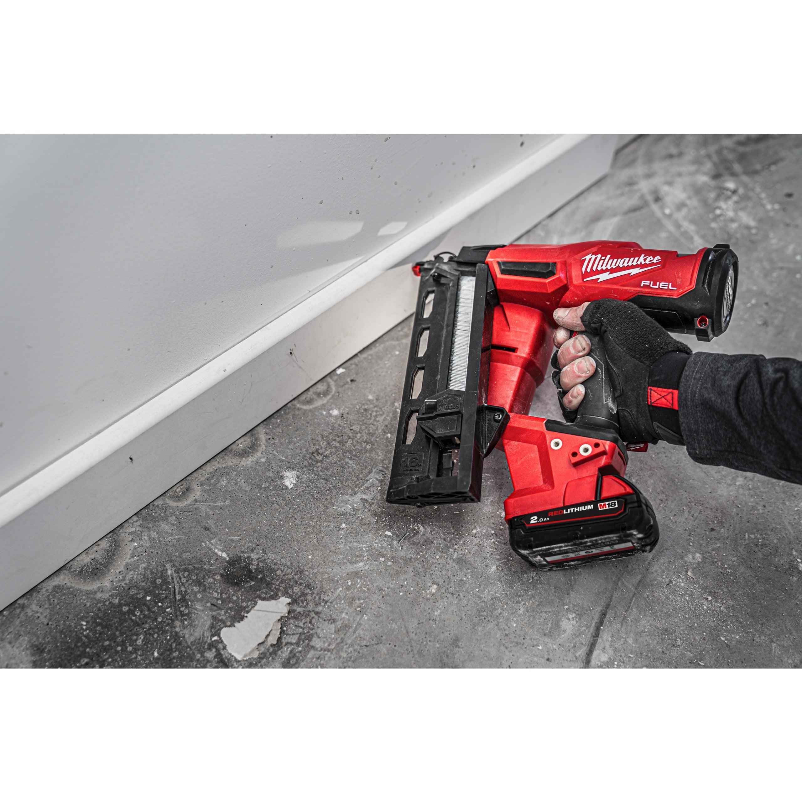 Pistol înclinat pentru cuie 16 GA M18 FUEL™ Milwaukee M18FN16GA-202X, cod 4933478092, 2 x M18 B2 acumulator, M12-18 FC încărcător, cutie HD - BIG STORE (Dynamic Tools SRL)