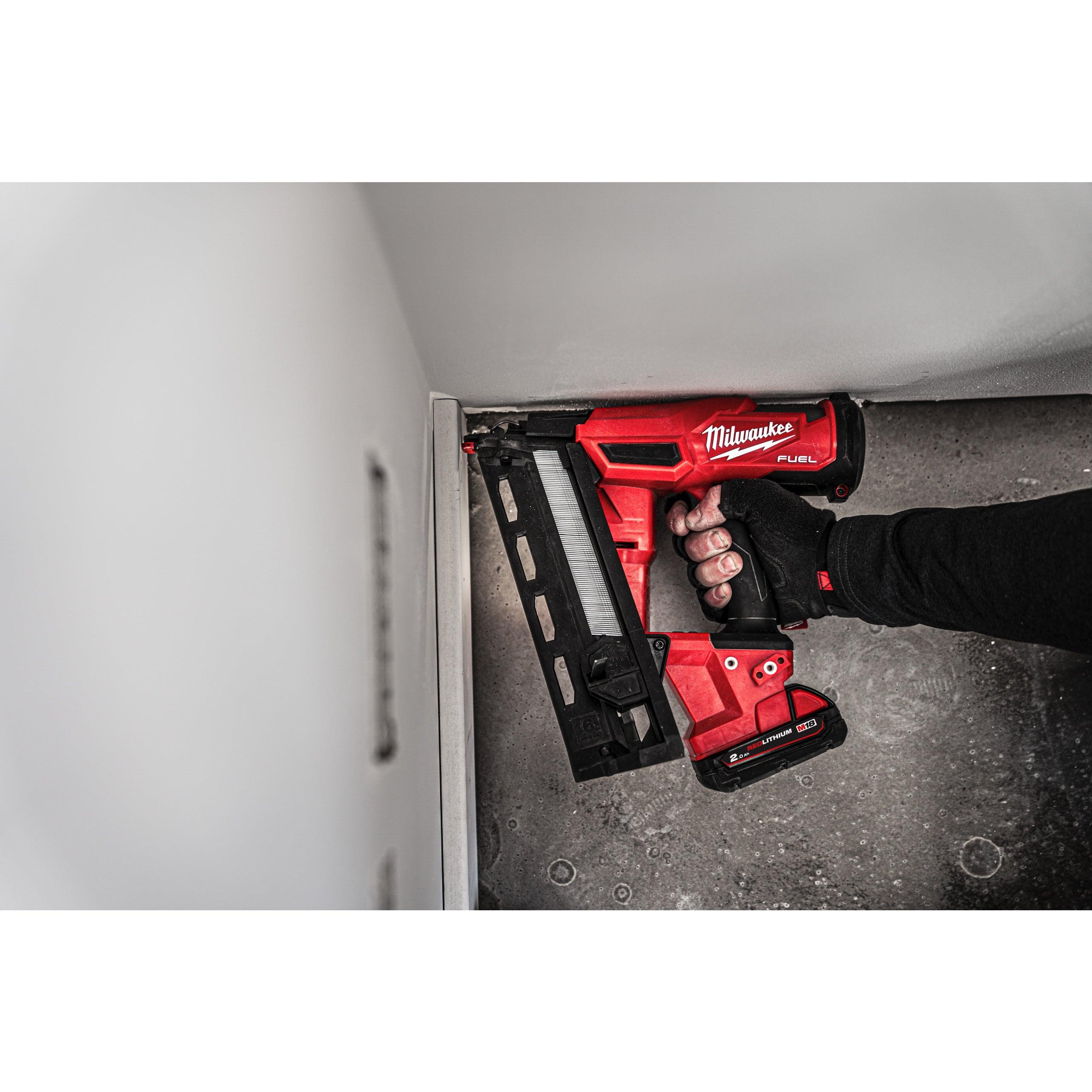 Pistol înclinat pentru cuie 16 GA M18 FUEL™ Milwaukee M18FN16GA-202X, cod 4933478092, 2 x M18 B2 acumulator, M12-18 FC încărcător, cutie HD - BIG STORE (Dynamic Tools SRL)