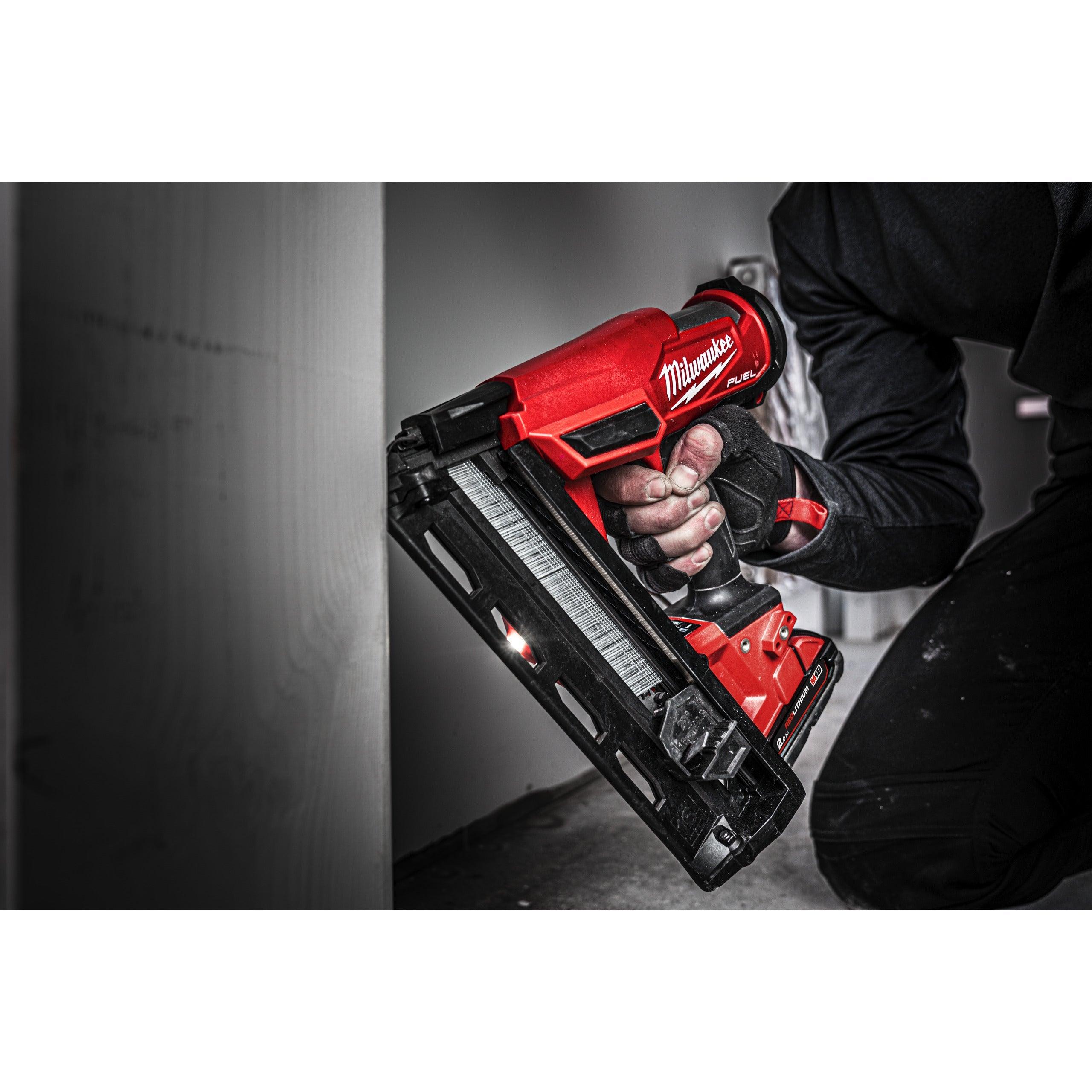 Pistol înclinat pentru cuie 16 GA M18 FUEL™ Milwaukee M18FN16GA-202X, cod 4933478092, 2 x M18 B2 acumulator, M12-18 FC încărcător, cutie HD - BIG STORE (Dynamic Tools SRL)