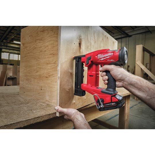Pistol de capsat, 18V, Milwaukee M18FNCS18GS-202X, cod 4933471940 - BIG STORE (Dynamic Tools SRL)