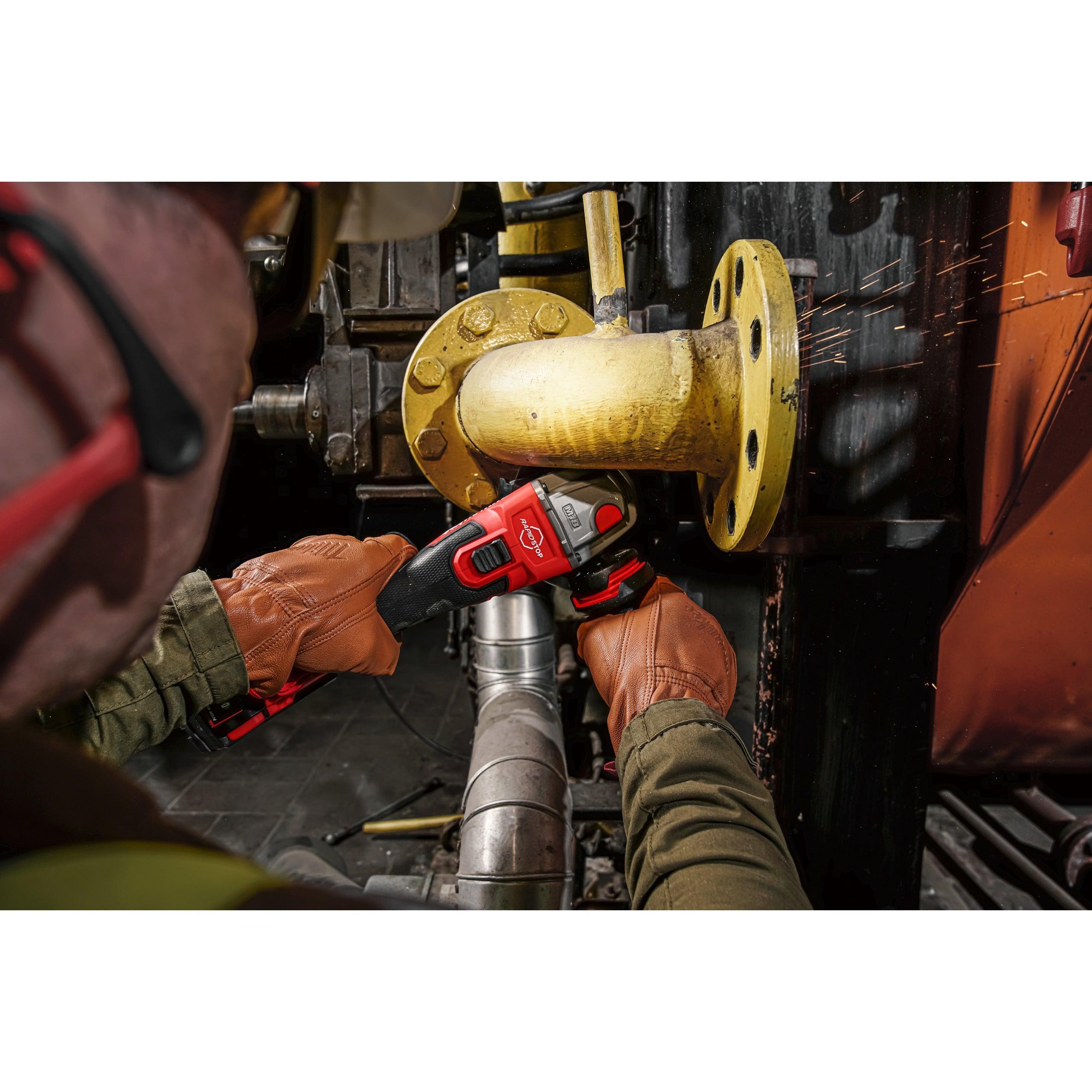 Polizor unghiular 125 mm cu frânare și comutator culisant M18 FUEL™ Milwaukee M18FSAG125XB-502X, 2 x M18 B5 acumulator, M12-18 FC încărcător, cutie HD, cod 4933478430 - BIG STORE (Dynamic Tools SRL)