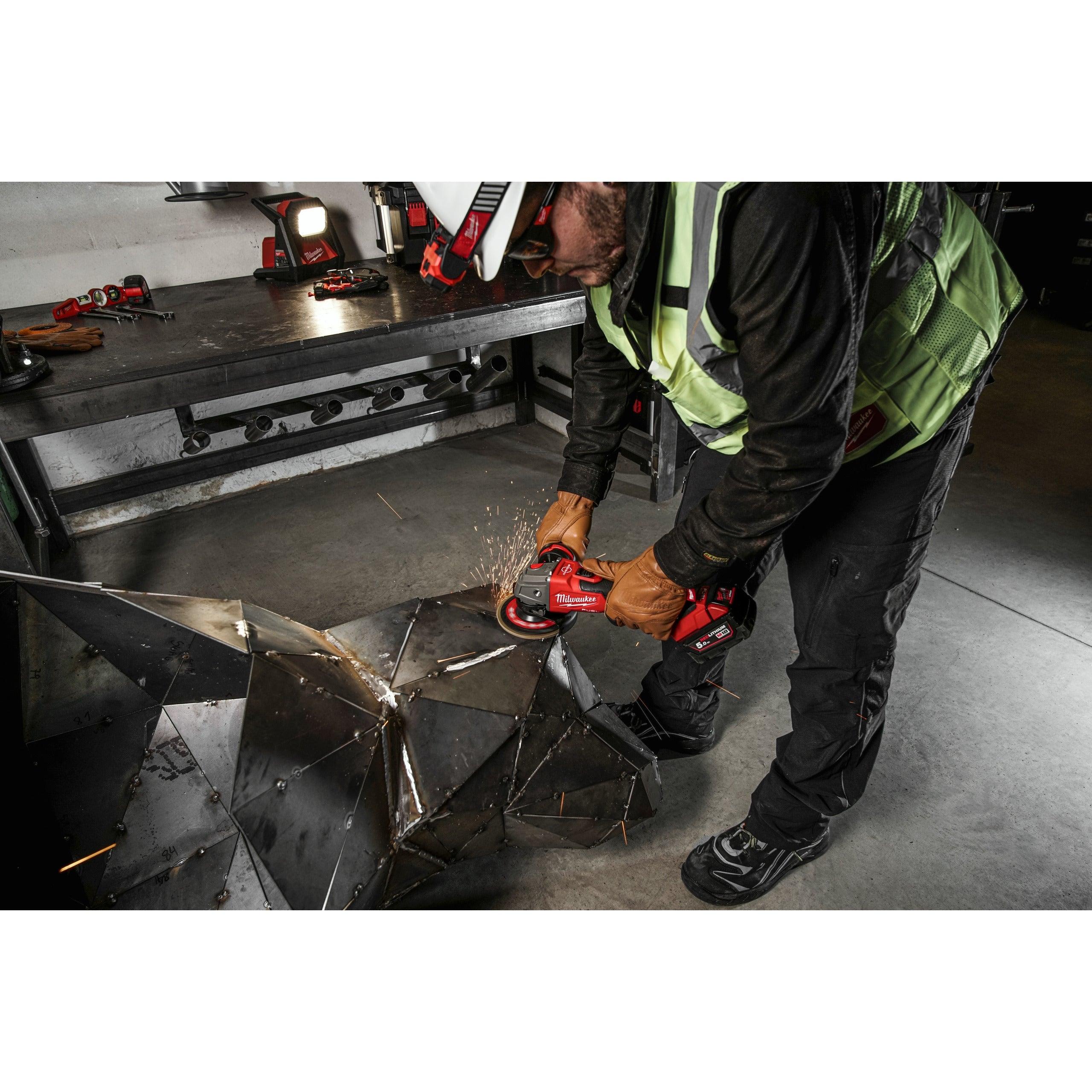 Polizor unghiular 125 mm cu frânare și comutator culisant M18 FUEL™ Milwaukee M18FSAG125XB-502X, 2 x M18 B5 acumulator, M12-18 FC încărcător, cutie HD, cod 4933478430 - BIG STORE (Dynamic Tools SRL)