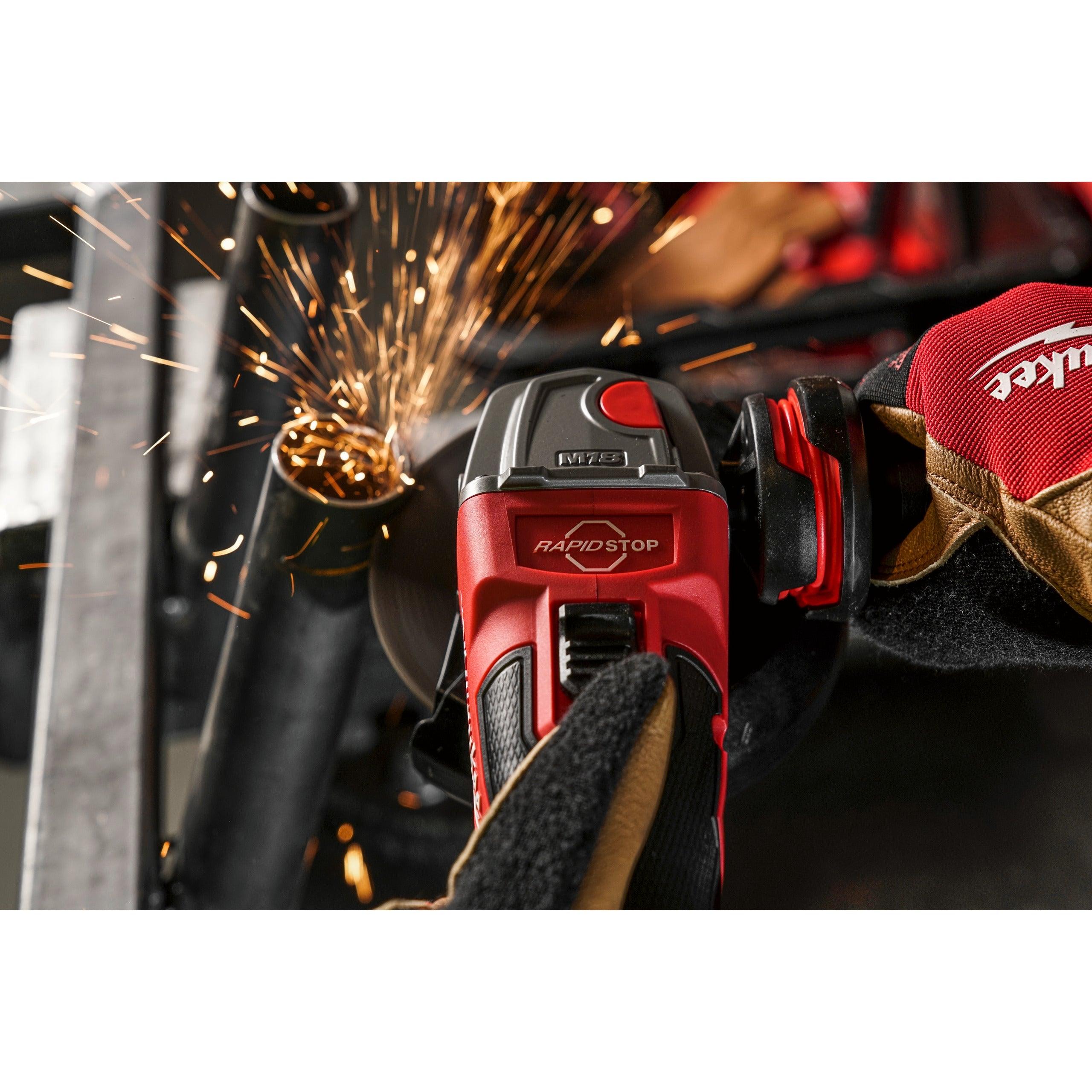 Polizor unghiular 125 mm cu frânare și comutator culisant M18 FUEL™ Milwaukee M18FSAG125XB-502X, 2 x M18 B5 acumulator, M12-18 FC încărcător, cutie HD, cod 4933478430 - BIG STORE (Dynamic Tools SRL)