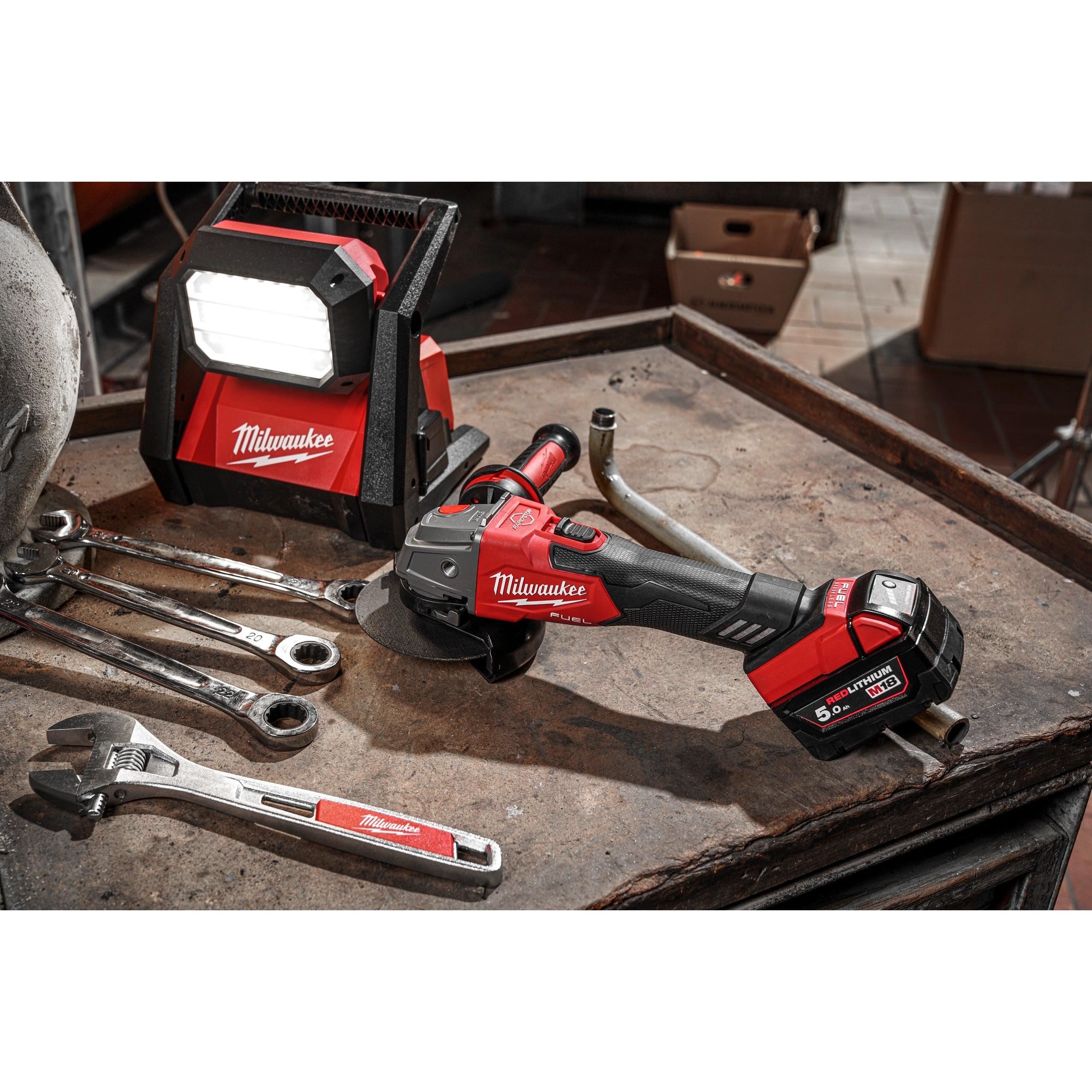 Polizor unghiular 125 mm cu frânare și comutator culisant M18 FUEL™ Milwaukee M18FSAG125XB-502X, 2 x M18 B5 acumulator, M12-18 FC încărcător, cutie HD, cod 4933478430 - BIG STORE (Dynamic Tools SRL)