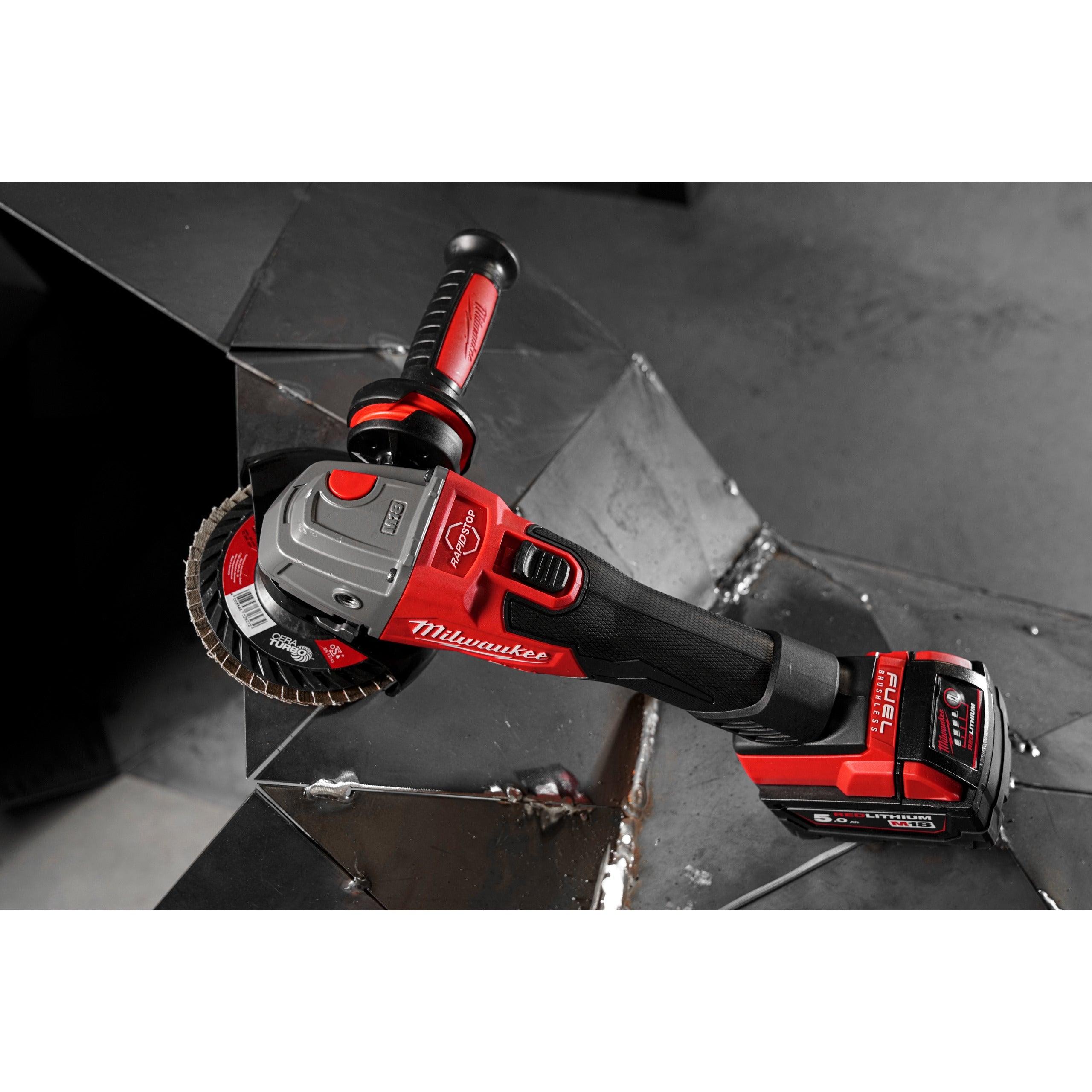 Polizor unghiular 125 mm cu frânare și comutator culisant M18 FUEL™ Milwaukee M18FSAG125XB-502X, 2 x M18 B5 acumulator, M12-18 FC încărcător, cutie HD, cod 4933478430 - BIG STORE (Dynamic Tools SRL)