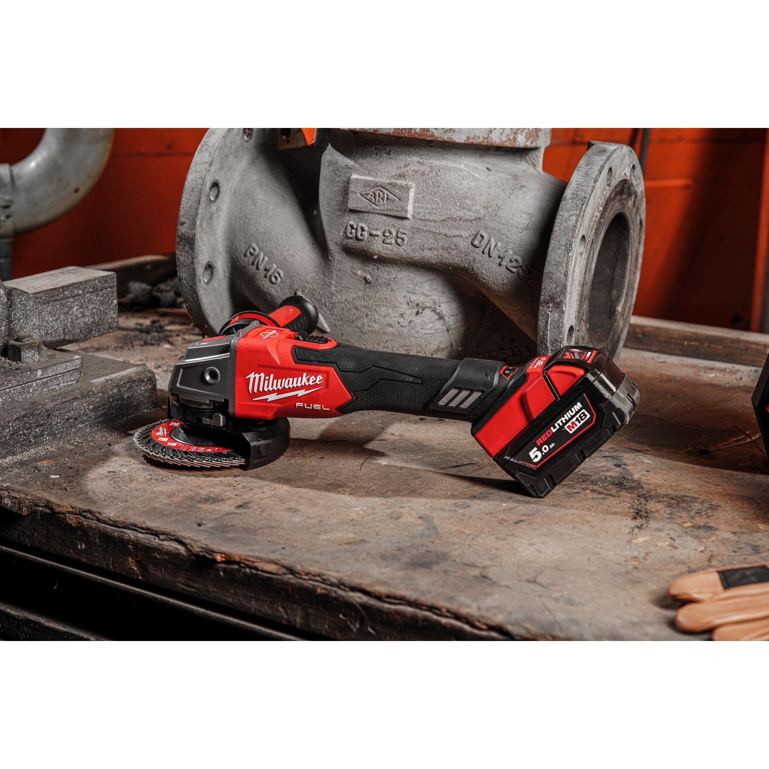 Polizor unghiular M18 FSAGV125XB-0X 125 mm cu turație variabilă, frânare și comutator culisant M18 FUEL™ Milwaukee, fără acumulator, fără încărcător, cutie HD, cod 4933478436 + CADOU: 10 x disc pentru metal 4932451487 - BIG STORE (Dynamic Tools SRL)