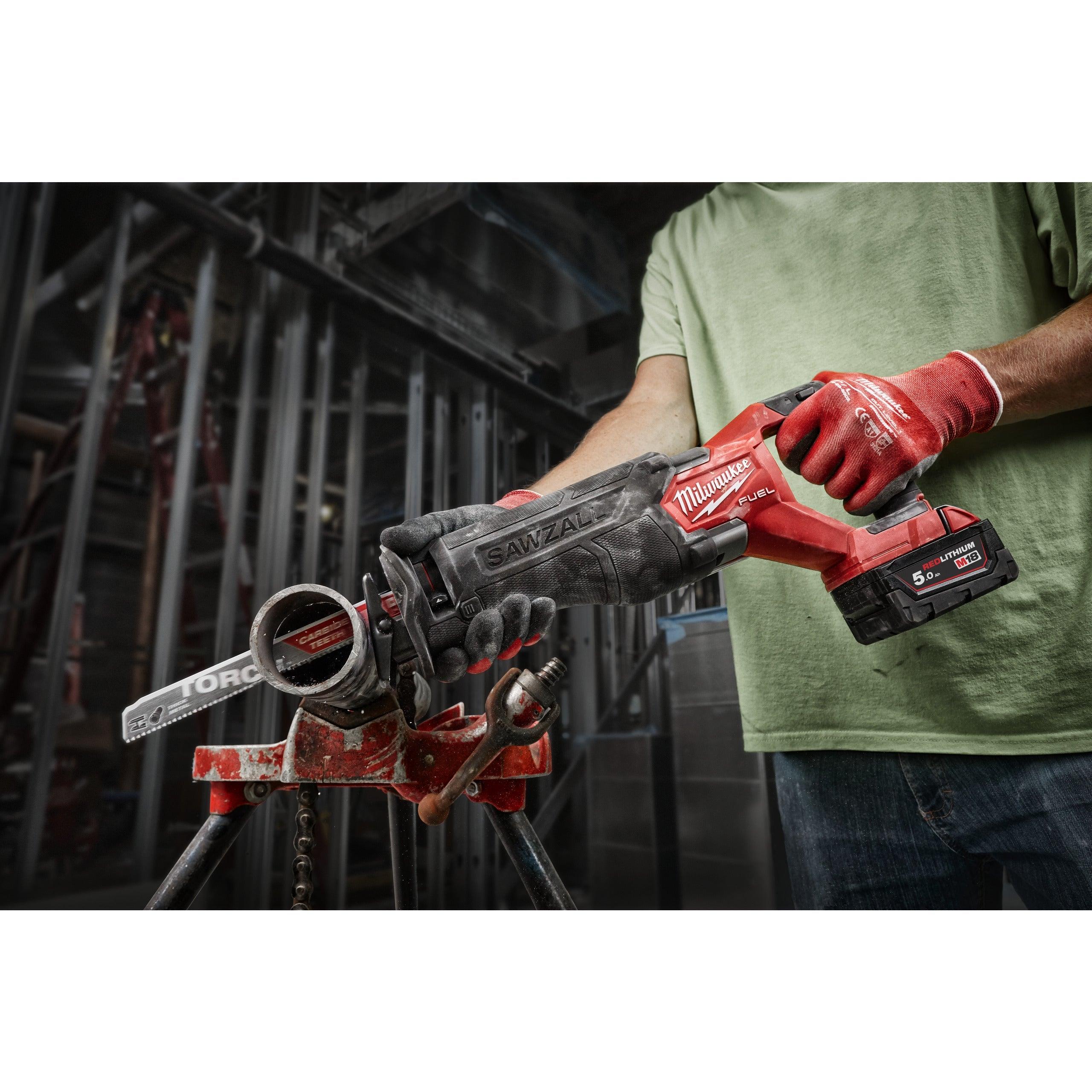 Fierăstrău sabie M18 FUEL™ SAWZALL™ Milwaukee M18FSZ-502X, 2 x M18 B5 acumulator, M12-18 FC încărcător, cutie HD, cod 4933478291 - BIG STORE (Dynamic Tools SRL)