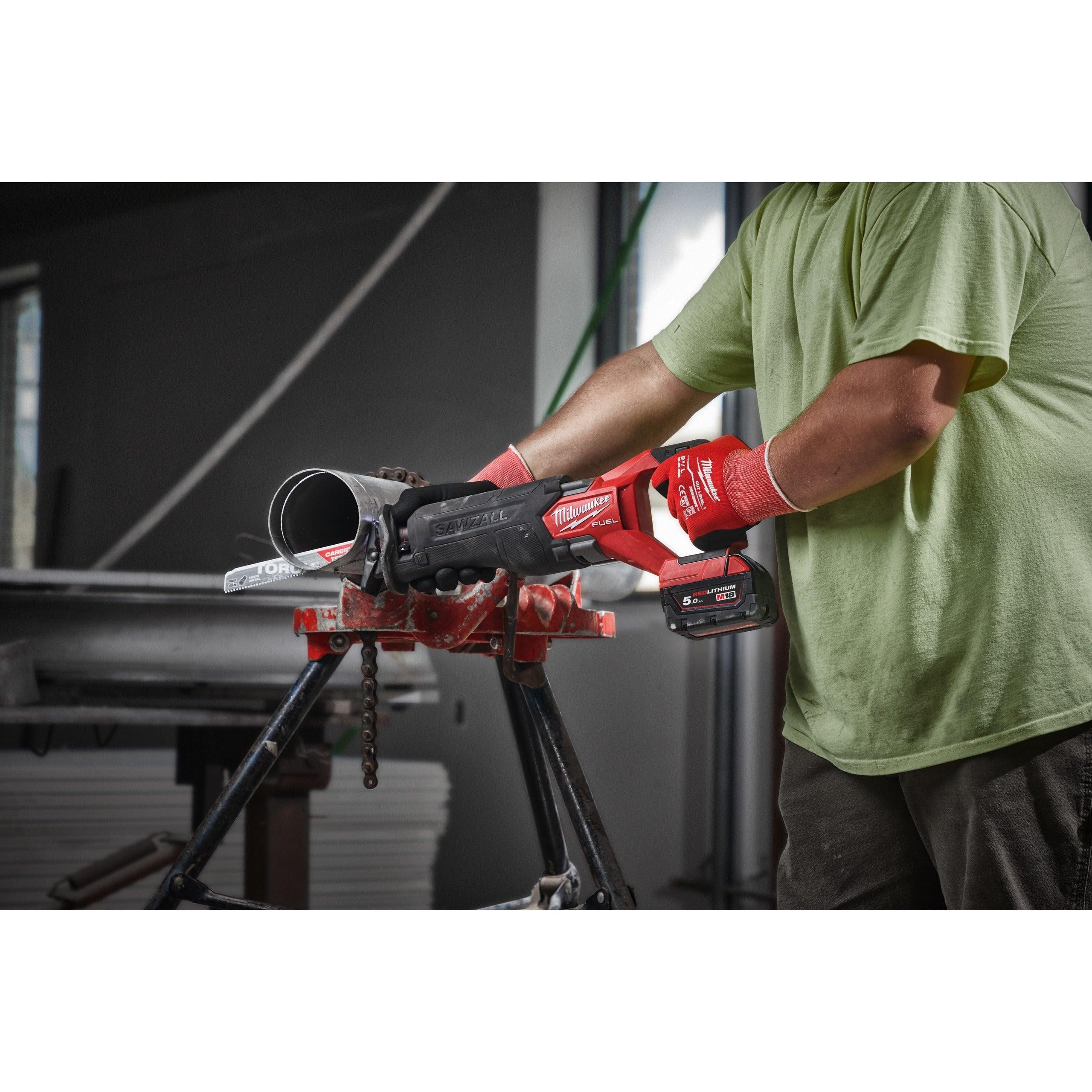 Fierăstrău sabie M18 FUEL™ SAWZALL™ Milwaukee M18FSZ-502X, 2 x M18 B5 acumulator, M12-18 FC încărcător, cutie HD, cod 4933478291 - BIG STORE (Dynamic Tools SRL)