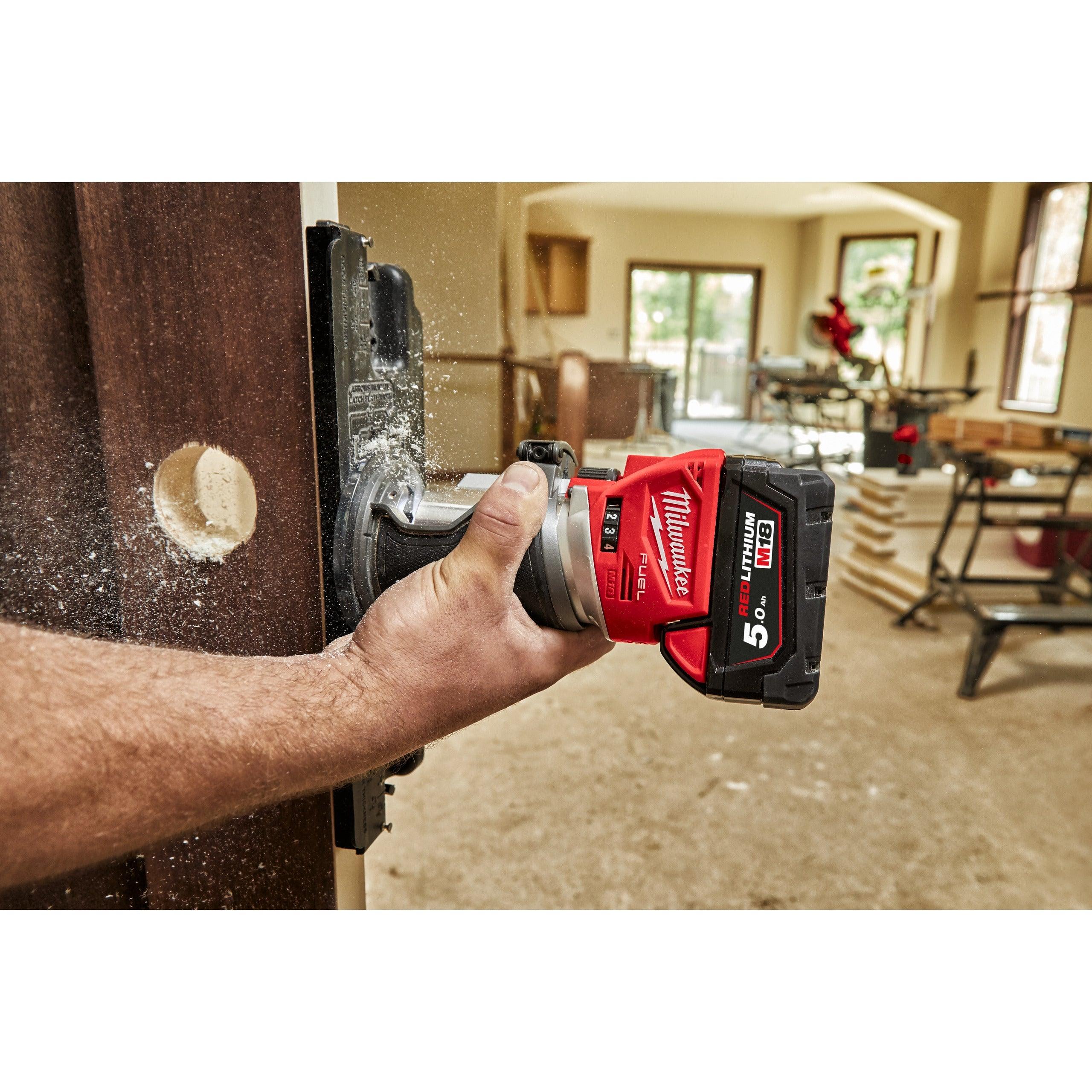 Freză de contur cu bucșă de 8 mm și 6 mm M18 FUEL™ Milwaukee M18FTR8-0X, cod 4933479073, fără acumulator, fără încărcător, cutie HD - BIG STORE (Dynamic Tools SRL)