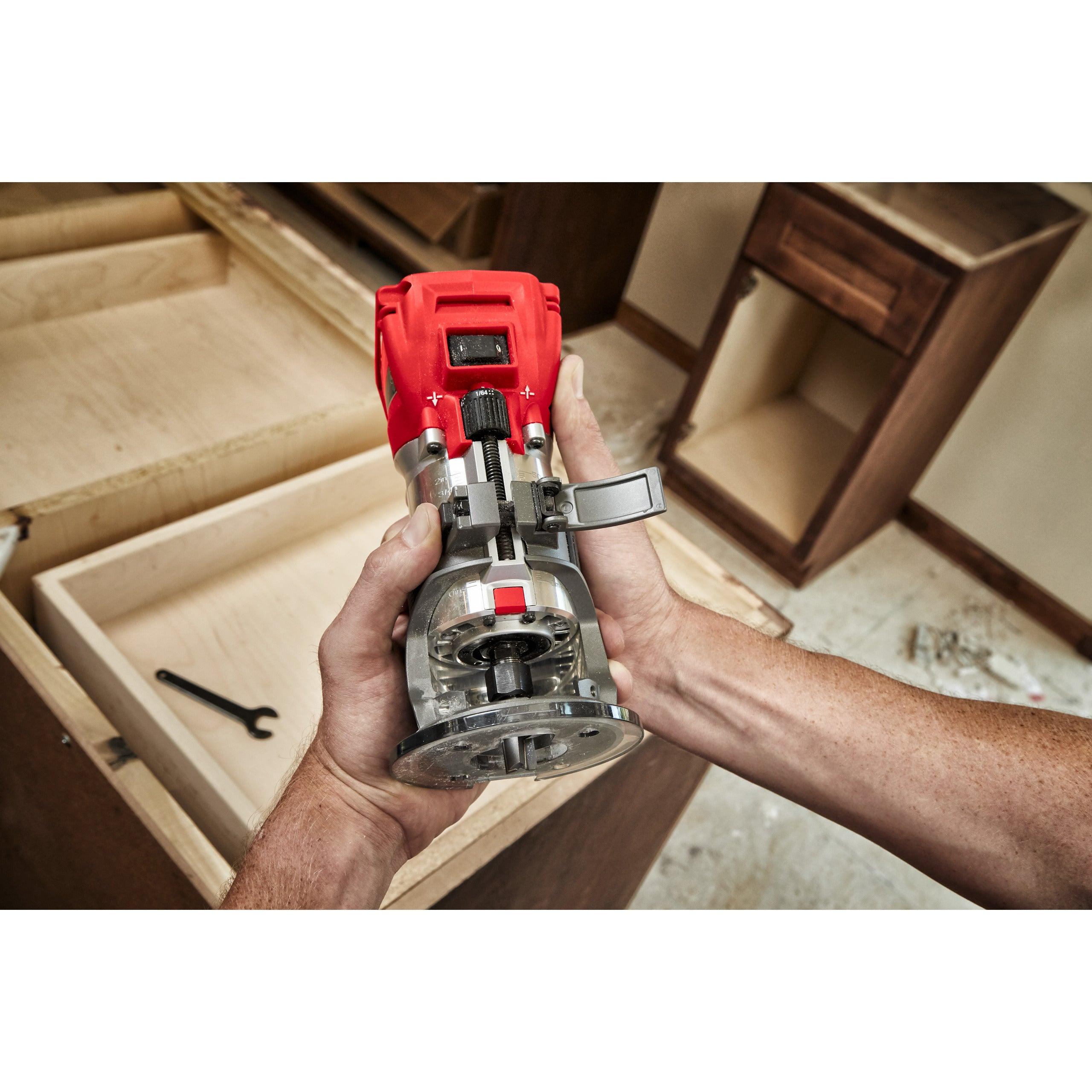 Freză de contur cu bucșă de 8 mm și 6 mm M18 FUEL™ Milwaukee M18FTR8-0X, cod 4933479073, fără acumulator, fără încărcător, cutie HD - BIG STORE (Dynamic Tools SRL)