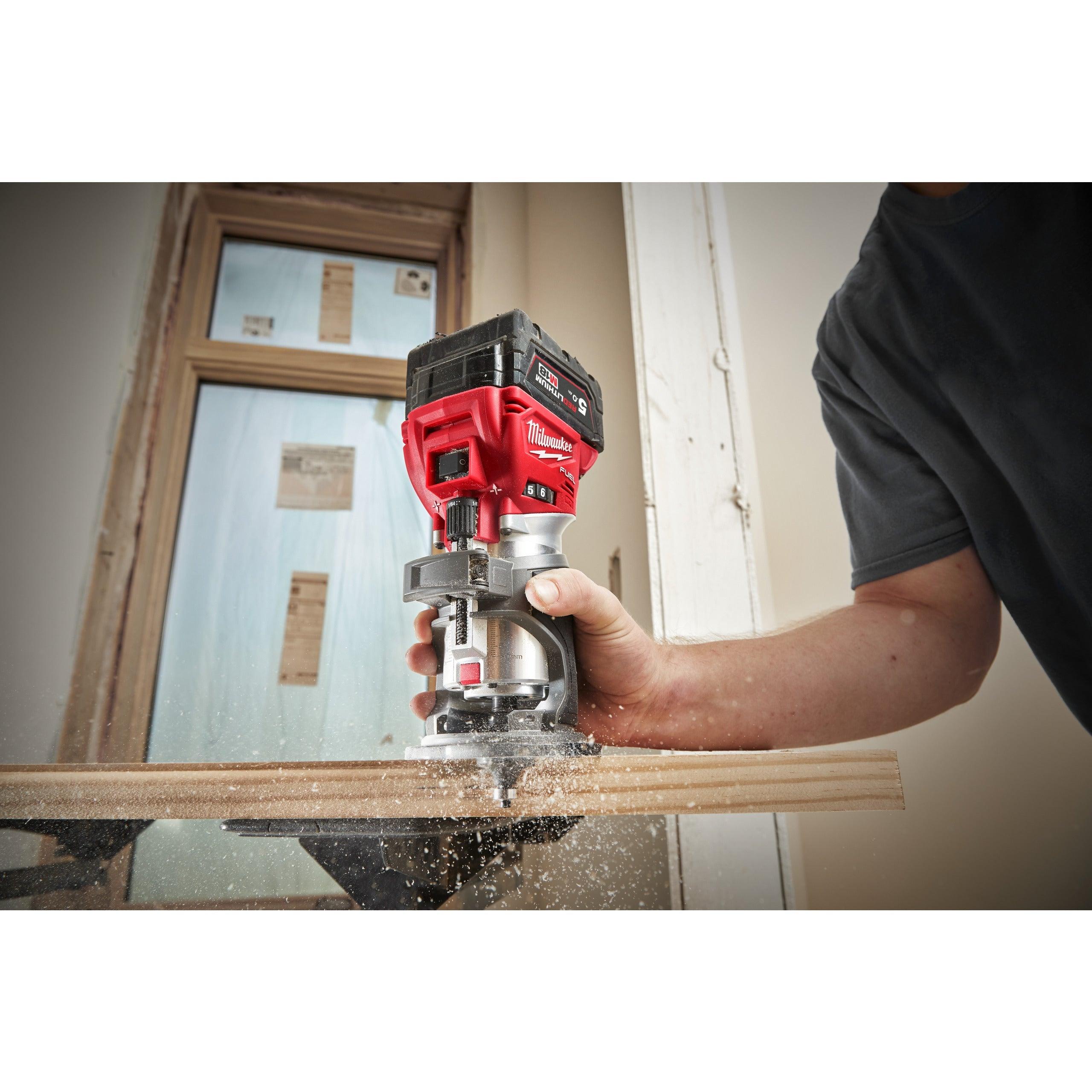 Freză de contur cu bucșă de 8 mm și 6 mm M18 FUEL™ Milwaukee M18FTR8-0X, cod 4933479073, fără acumulator, fără încărcător, cutie HD - BIG STORE (Dynamic Tools SRL)