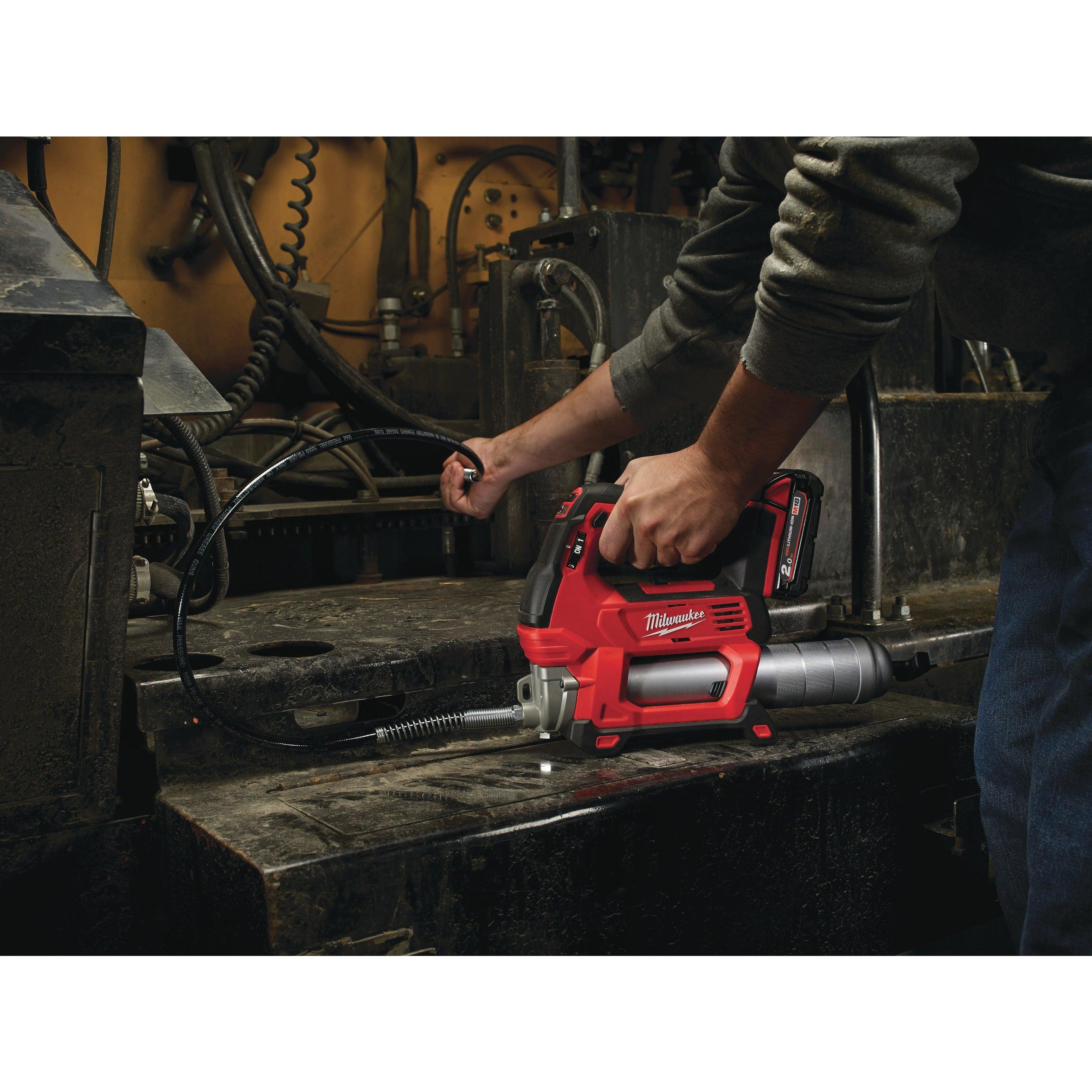 Pistol pentru gresat M18™ Milwaukee M18GG-201C, cod 4933440490, 1 x M18 B2 acumulator, M12-18 C încărcător, cutie plastic - BIG STORE (Dynamic Tools SRL)