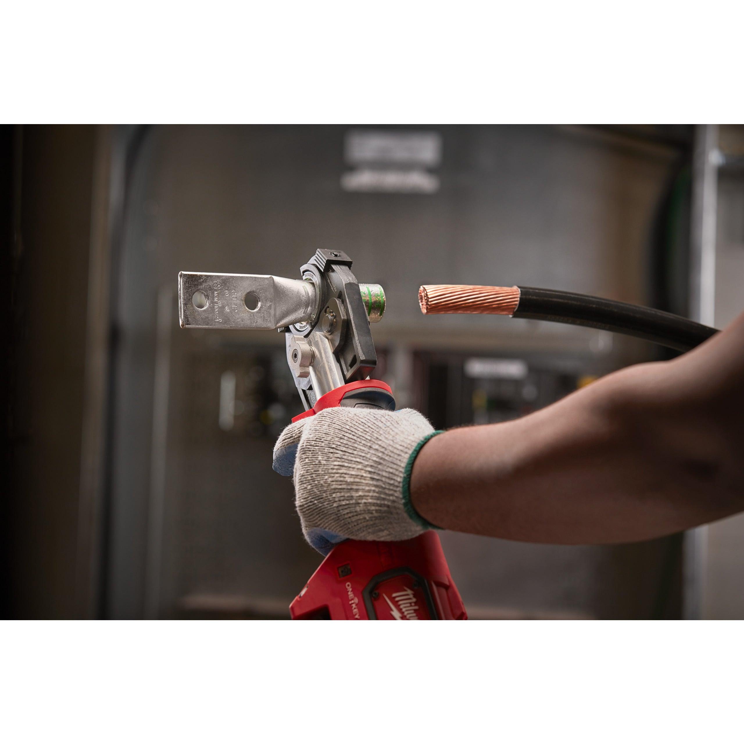 Presă hidraulică pentru cabluri M18HCCT-201C, 53kN M18™ FORCE LOGIC™ Milwaukee, 1 x M18 B2 acumulator, M12-18 C încărcător, cutie plastic, cod 4933451194 - BIG STORE (Dynamic Tools SRL)