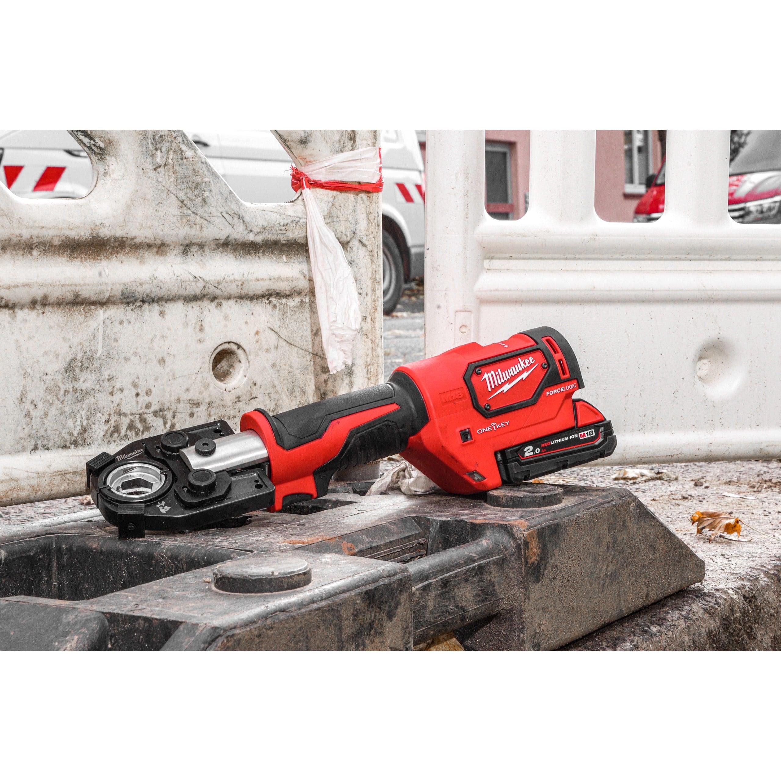 Presă hidraulică pentru cabluri M18HCCT-201C, 53kN M18™ FORCE LOGIC™ Milwaukee, 1 x M18 B2 acumulator, M12-18 C încărcător, cutie plastic, cod 4933451194 - BIG STORE (Dynamic Tools SRL)