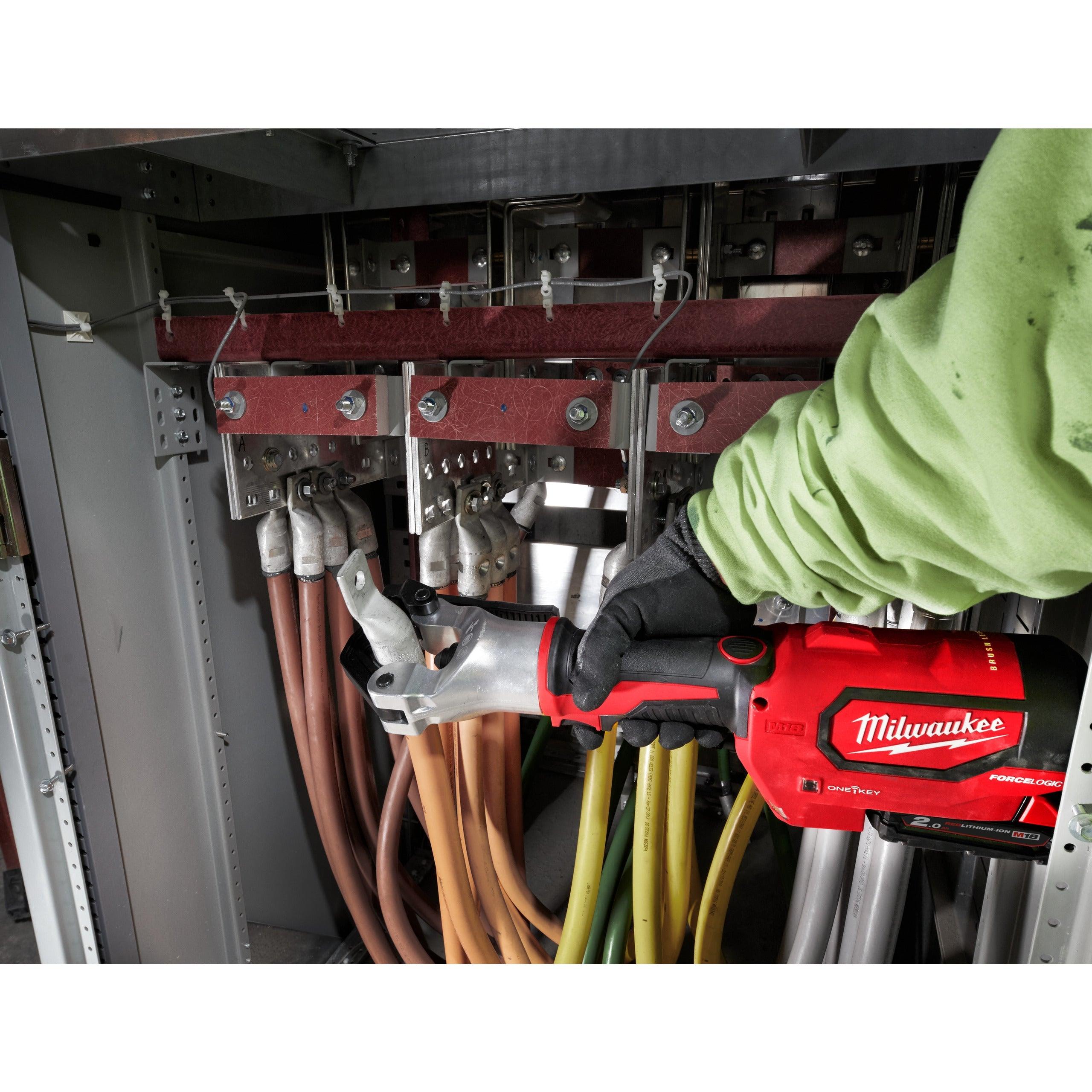 Sertizor fără bacuri M18™ FORCE LOGIC™ Milwaukee M18HDCT-202C, 2 x M18 B2 acumulator, M12-18 C încărcător, cutie plastic, cod 4933471950 - BIG STORE (Dynamic Tools SRL)