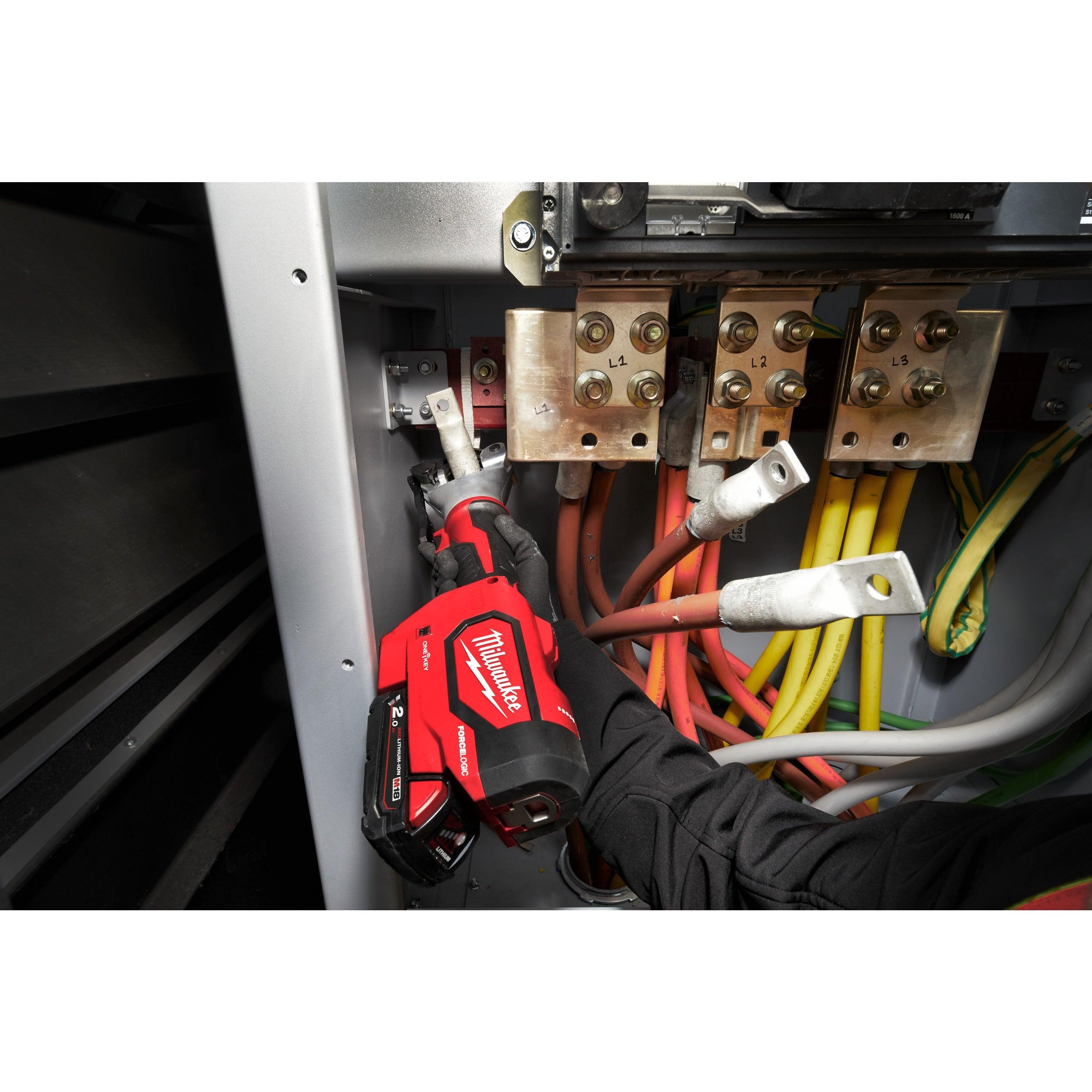 Sertizor fără bacuri M18™ FORCE LOGIC™ Milwaukee M18HDCT-202C, 2 x M18 B2 acumulator, M12-18 C încărcător, cutie plastic, cod 4933471950 - BIG STORE (Dynamic Tools SRL)