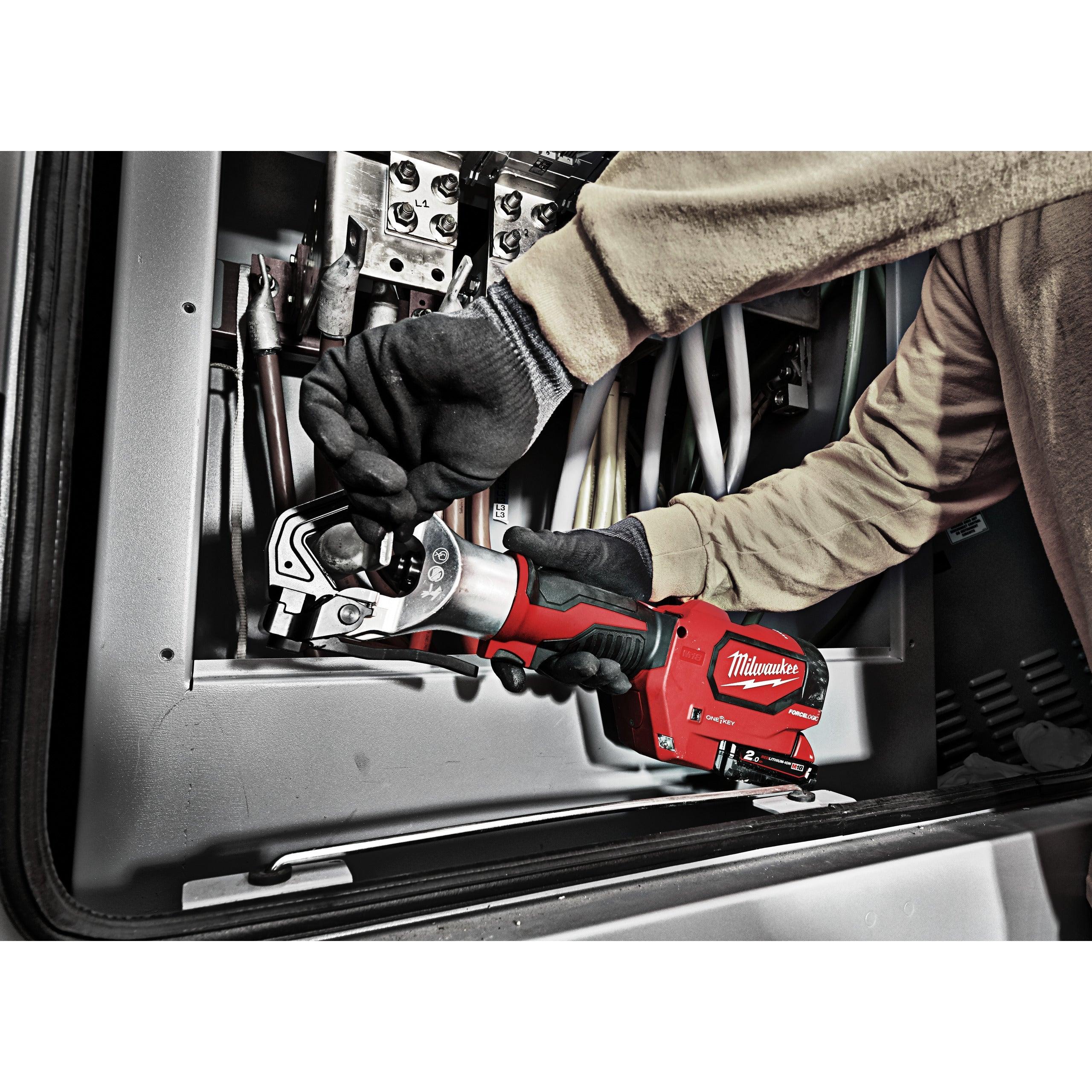 Sertizor fără bacuri M18™ FORCE LOGIC™ Milwaukee M18HDCT-202C, 2 x M18 B2 acumulator, M12-18 C încărcător, cutie plastic, cod 4933471950 - BIG STORE (Dynamic Tools SRL)