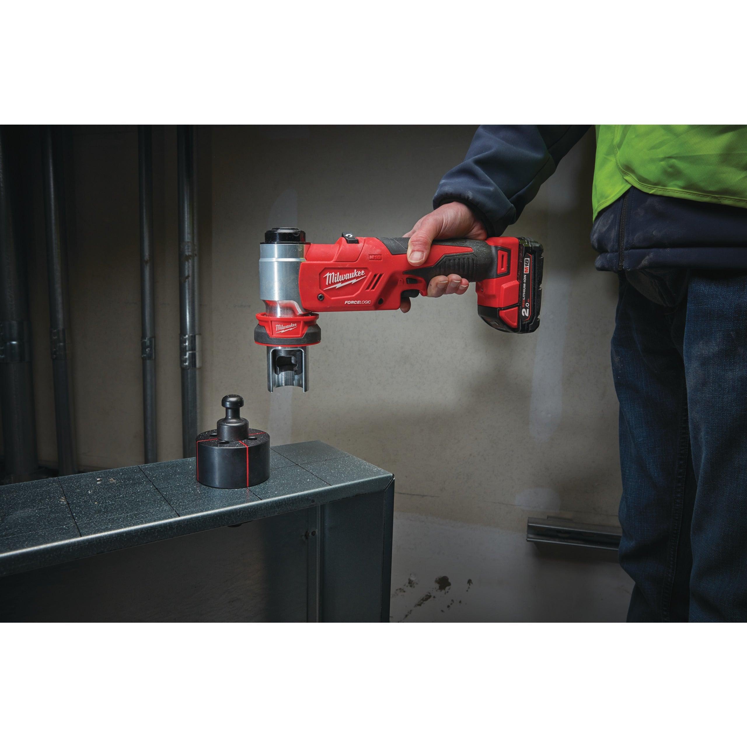 Mașină de ștanțat hidraulică M18™ FORCE LOGIC™ Milwaukee M18HKP-201C, cod 4933451202, 1 x M18 B2 acumulator, M12-18 C încărcător, cutie plastic - BIG STORE (Dynamic Tools SRL)